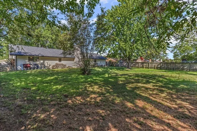 Single Family Residence For Rent in Hopkins County , 221 Azalea Drive, Sulphur Springs, Texas 75482, 3 Bedroom, 2 Bathroom, 2 Garage spaces, 1,731 Sqft, built in 1977, mls#21390647, Real Estate Agent in Sulphur Springs, Homes For Rent in Hopkins county, Homes For Rent in Sulphur Springs, Realtor in Sulphur Springs Texas, Real Estate Brokerage Independent Realty Texas, Luminita Cordes Realtor