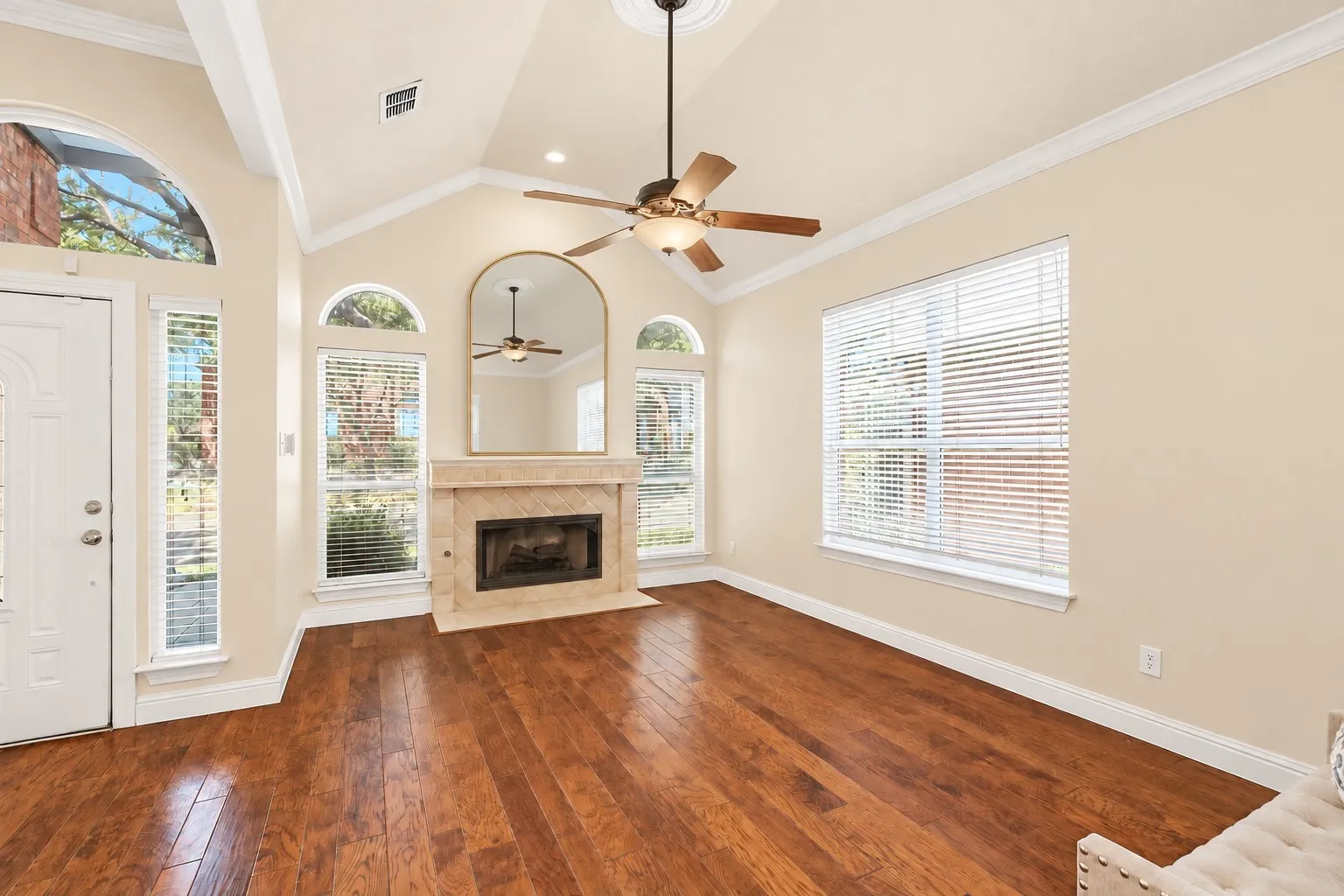 Single Family Residence For Sale in Dallas County , 3720 Camden Lane, Addison, Texas 75001, 3 Bedroom, 4 Bathroom, 2 Garage spaces, 2,510 Sqft, built in 1993, mls#21385807, Real Estate Agent in Addison, Homes For Sale in Dallas county, Homes For Sale in Addison, Realtor in Addison Texas, Real Estate Brokerage Independent Realty Texas, Luminita Cordes Realtor