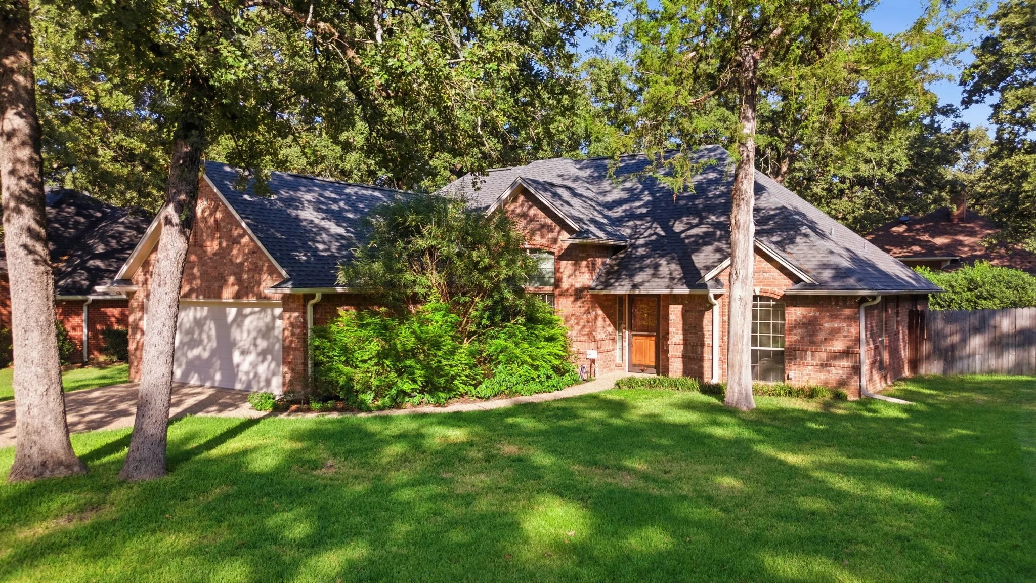 Single Family Residence For Sale in Smith County , 3309 Storey Lake Drive, Tyler, Texas 75707, 3 Bedroom, 2 Bathroom, 2 Garage spaces, 1,995 Sqft, built in 1993, mls#21390391, Real Estate Agent in Tyler, Homes For Sale in Smith county, Homes For Sale in Tyler, Realtor in Tyler Texas, Real Estate Brokerage Independent Realty Texas, Luminita Cordes Realtor
