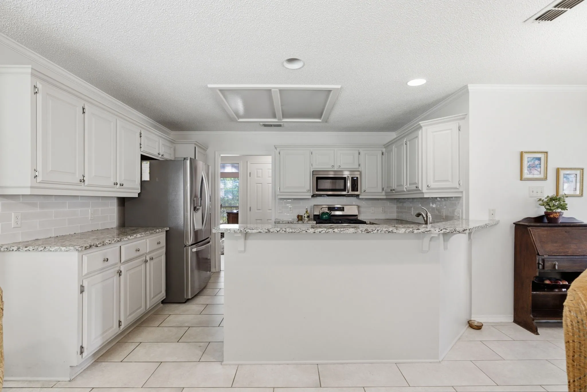 Single Family Residence For Sale in Smith County , 3309 Storey Lake Drive, Tyler, Texas 75707, 3 Bedroom, 2 Bathroom, 2 Garage spaces, 1,995 Sqft, built in 1993, mls#21390391, Real Estate Agent in Tyler, Homes For Sale in Smith county, Homes For Sale in Tyler, Realtor in Tyler Texas, Real Estate Brokerage Independent Realty Texas, Luminita Cordes Realtor