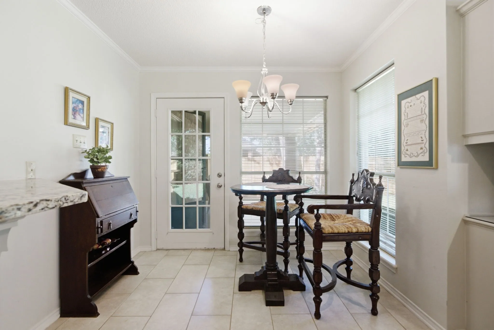 Single Family Residence For Sale in Smith County , 3309 Storey Lake Drive, Tyler, Texas 75707, 3 Bedroom, 2 Bathroom, 2 Garage spaces, 1,995 Sqft, built in 1993, mls#21390391, Real Estate Agent in Tyler, Homes For Sale in Smith county, Homes For Sale in Tyler, Realtor in Tyler Texas, Real Estate Brokerage Independent Realty Texas, Luminita Cordes Realtor