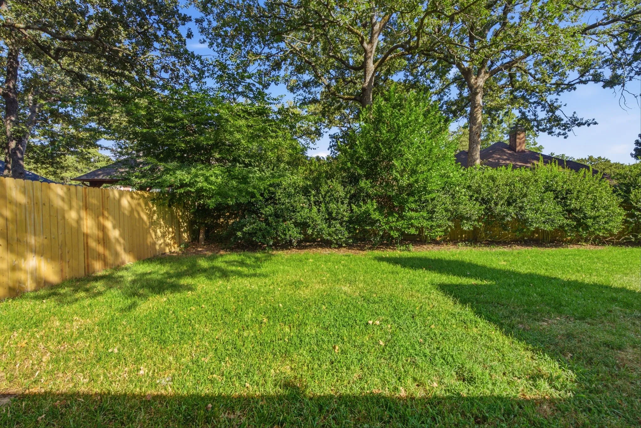 Single Family Residence For Sale in Smith County , 3309 Storey Lake Drive, Tyler, Texas 75707, 3 Bedroom, 2 Bathroom, 2 Garage spaces, 1,995 Sqft, built in 1993, mls#21390391, Real Estate Agent in Tyler, Homes For Sale in Smith county, Homes For Sale in Tyler, Realtor in Tyler Texas, Real Estate Brokerage Independent Realty Texas, Luminita Cordes Realtor