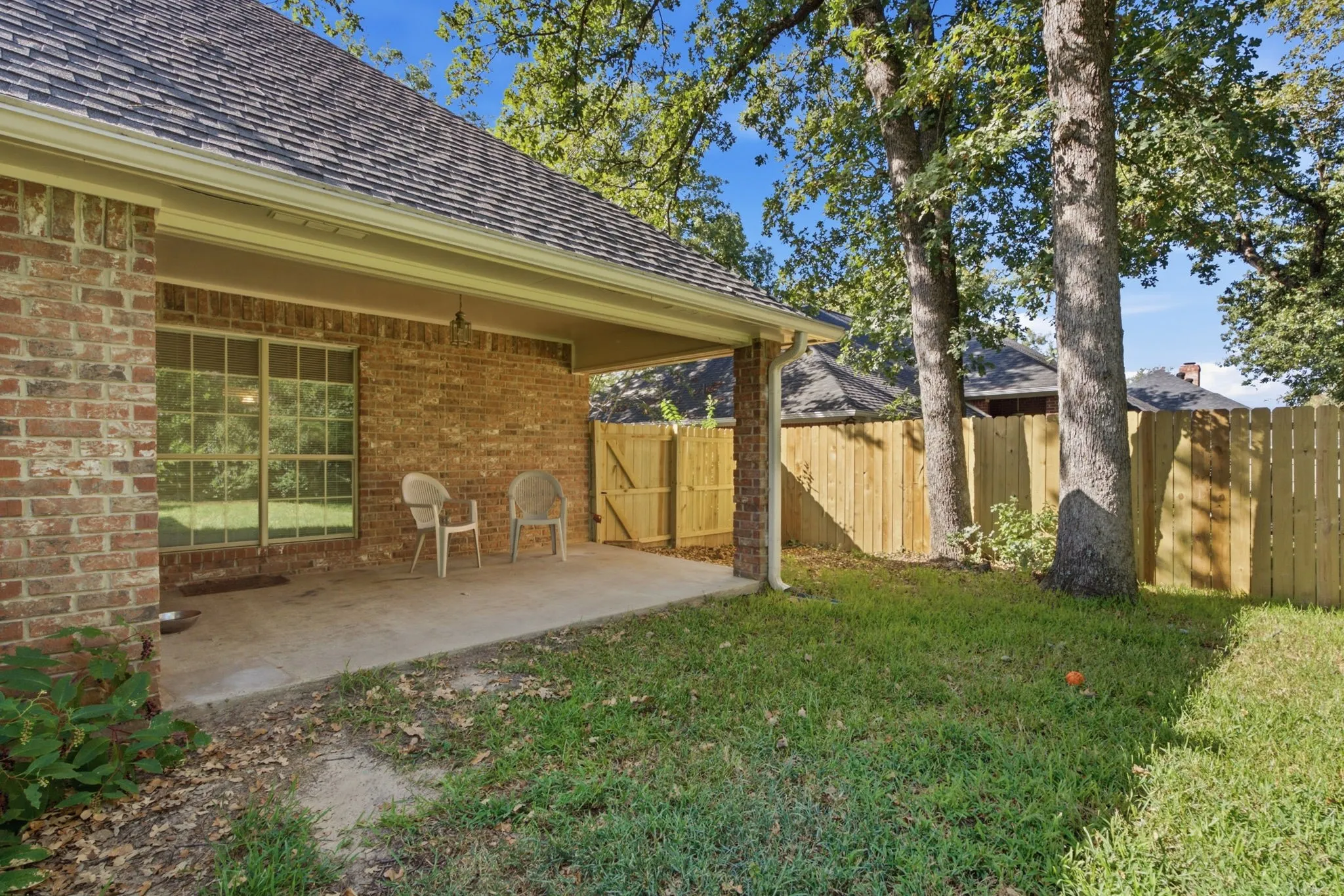 Single Family Residence For Sale in Smith County , 3309 Storey Lake Drive, Tyler, Texas 75707, 3 Bedroom, 2 Bathroom, 2 Garage spaces, 1,995 Sqft, built in 1993, mls#21390391, Real Estate Agent in Tyler, Homes For Sale in Smith county, Homes For Sale in Tyler, Realtor in Tyler Texas, Real Estate Brokerage Independent Realty Texas, Luminita Cordes Realtor