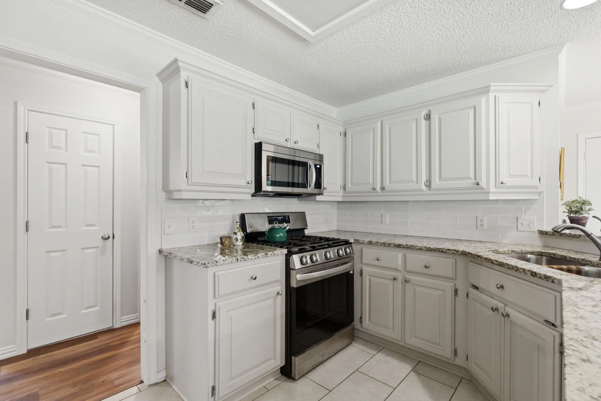 Single Family Residence For Sale in Smith County , 3309 Storey Lake Drive, Tyler, Texas 75707, 3 Bedroom, 2 Bathroom, 2 Garage spaces, 1,995 Sqft, built in 1993, mls#21390391, Real Estate Agent in Tyler, Homes For Sale in Smith county, Homes For Sale in Tyler, Realtor in Tyler Texas, Real Estate Brokerage Independent Realty Texas, Luminita Cordes Realtor