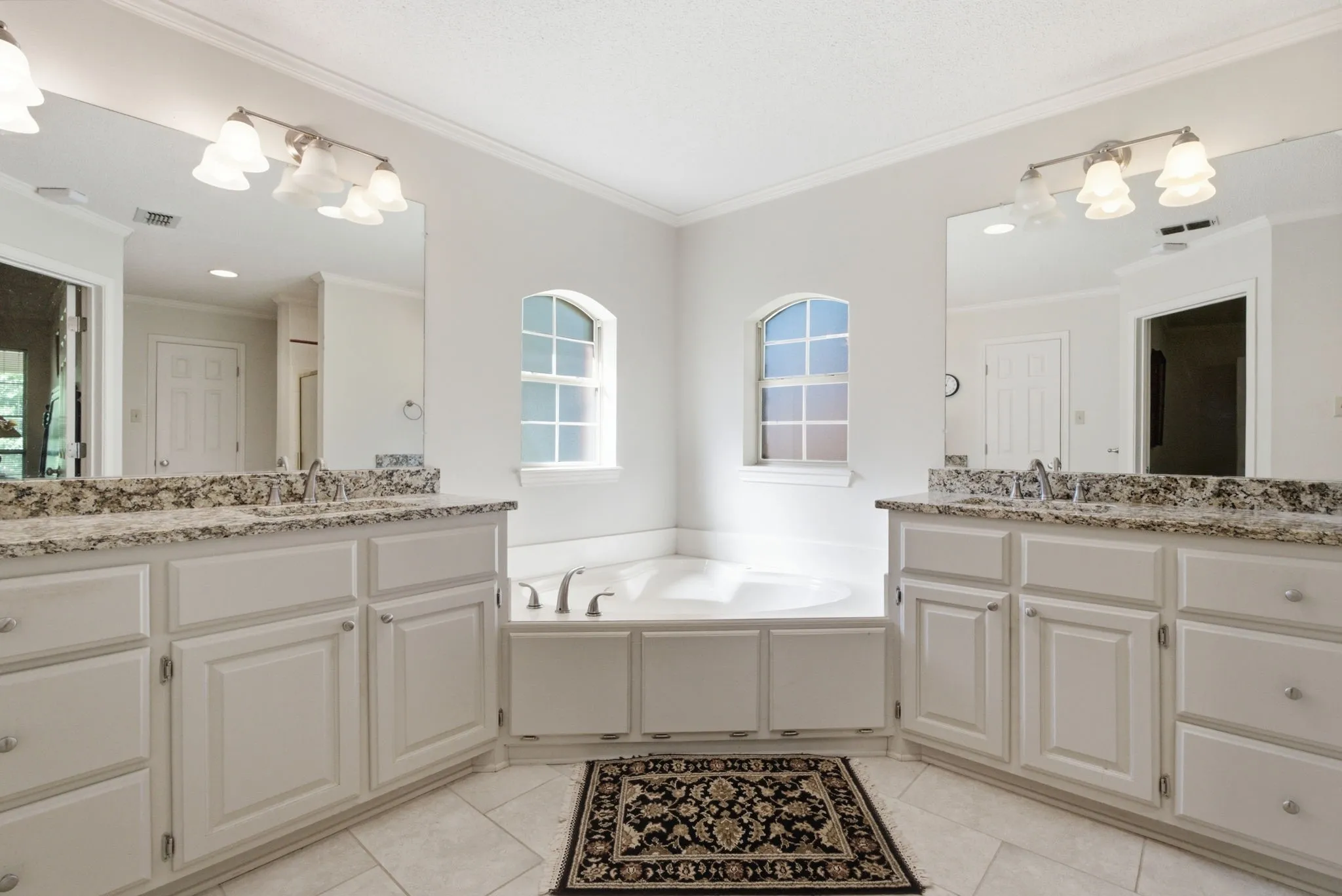 Single Family Residence For Sale in Smith County , 3309 Storey Lake Drive, Tyler, Texas 75707, 3 Bedroom, 2 Bathroom, 2 Garage spaces, 1,995 Sqft, built in 1993, mls#21390391, Real Estate Agent in Tyler, Homes For Sale in Smith county, Homes For Sale in Tyler, Realtor in Tyler Texas, Real Estate Brokerage Independent Realty Texas, Luminita Cordes Realtor
