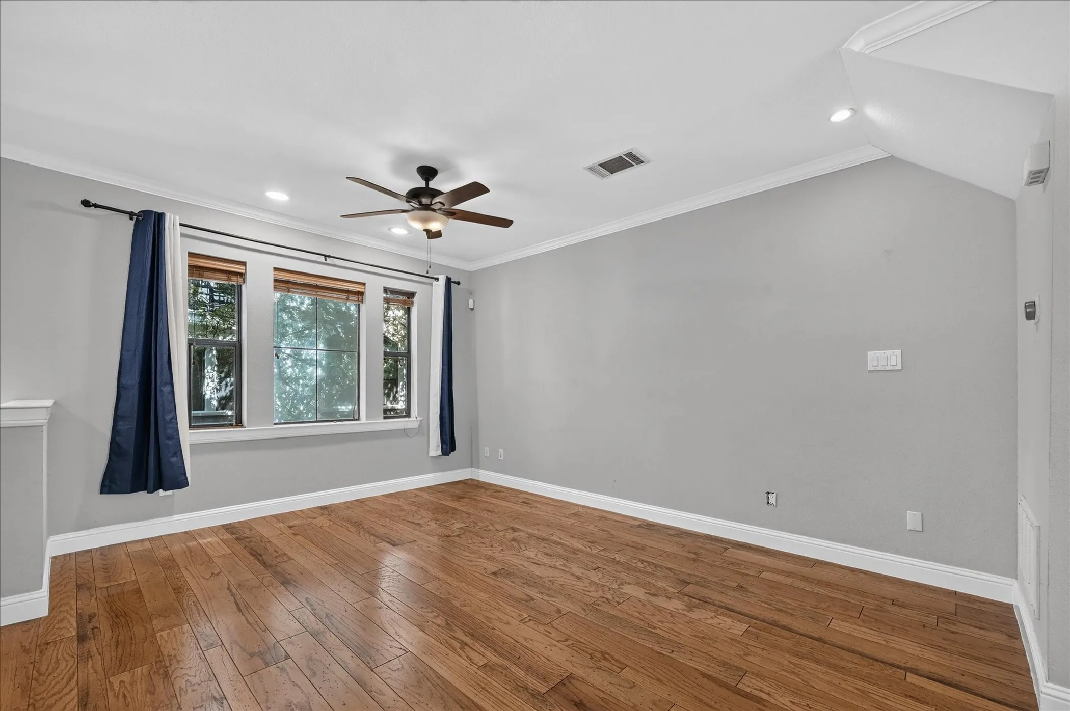 Townhouse For Sale in Dallas County , 3036 Carmel Street, Dallas, Texas 75204, 3 Bedroom, 4 Bathroom, 2 Garage spaces, 1,947 Sqft, built in 2005, mls#21388254, Real Estate Agent in Dallas, Homes For Sale in Dallas county, Homes For Sale in Dallas, Realtor in Dallas Texas, Real Estate Brokerage Independent Realty Texas, Luminita Cordes Realtor