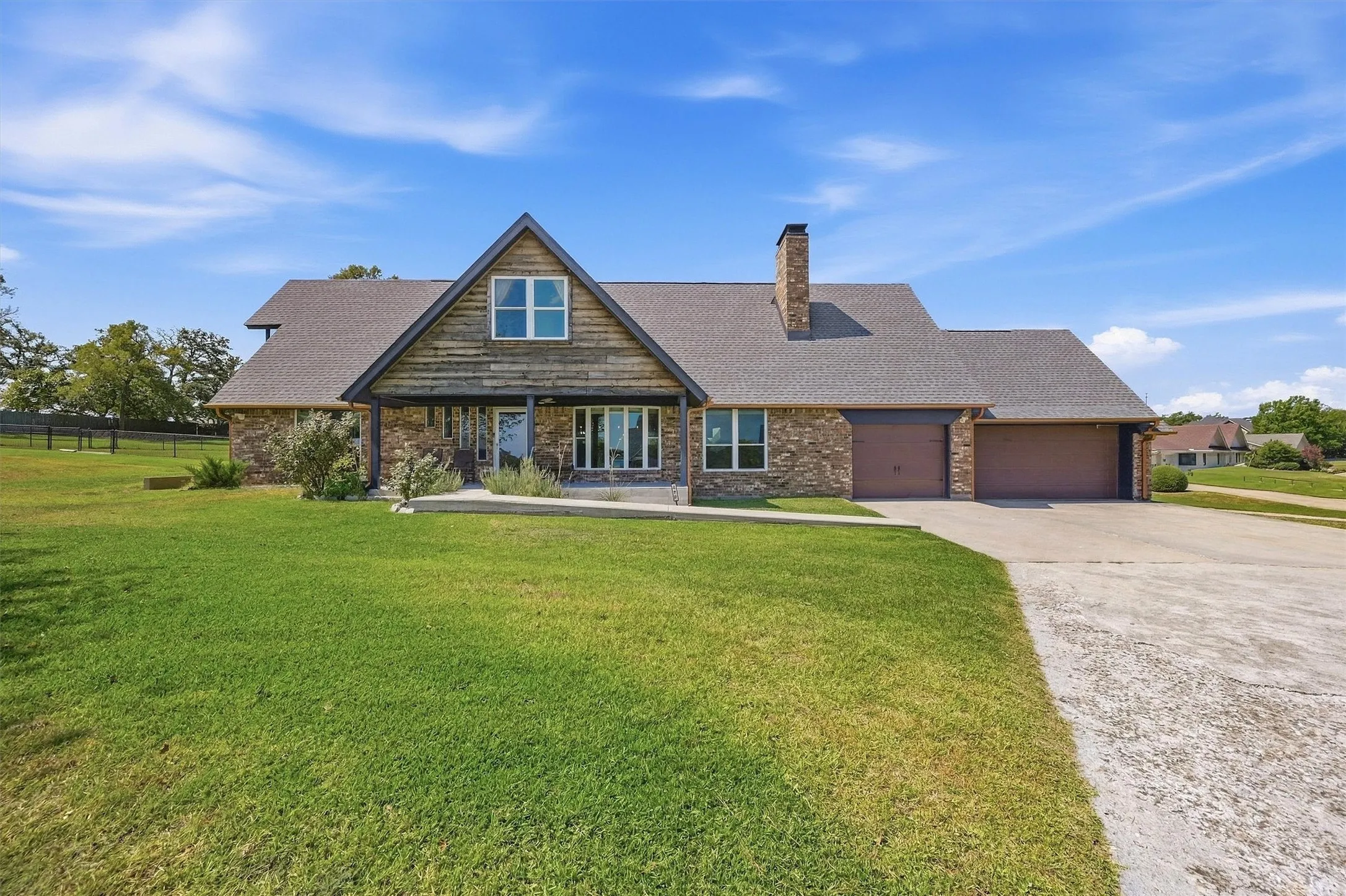 Single Family Residence For Sale in Cooke County , 420 Kiowa Drive W, Gainesville, Texas 76240, 4 Bedroom, 5 Bathroom, Garage spaces, 4,346 Sqft, built in 1968, mls#21386893, Real Estate Agent in Gainesville, Homes For Sale in Cooke county, Homes For Sale in Gainesville, Realtor in Gainesville Texas, Real Estate Brokerage Independent Realty Texas, Luminita Cordes Realtor
