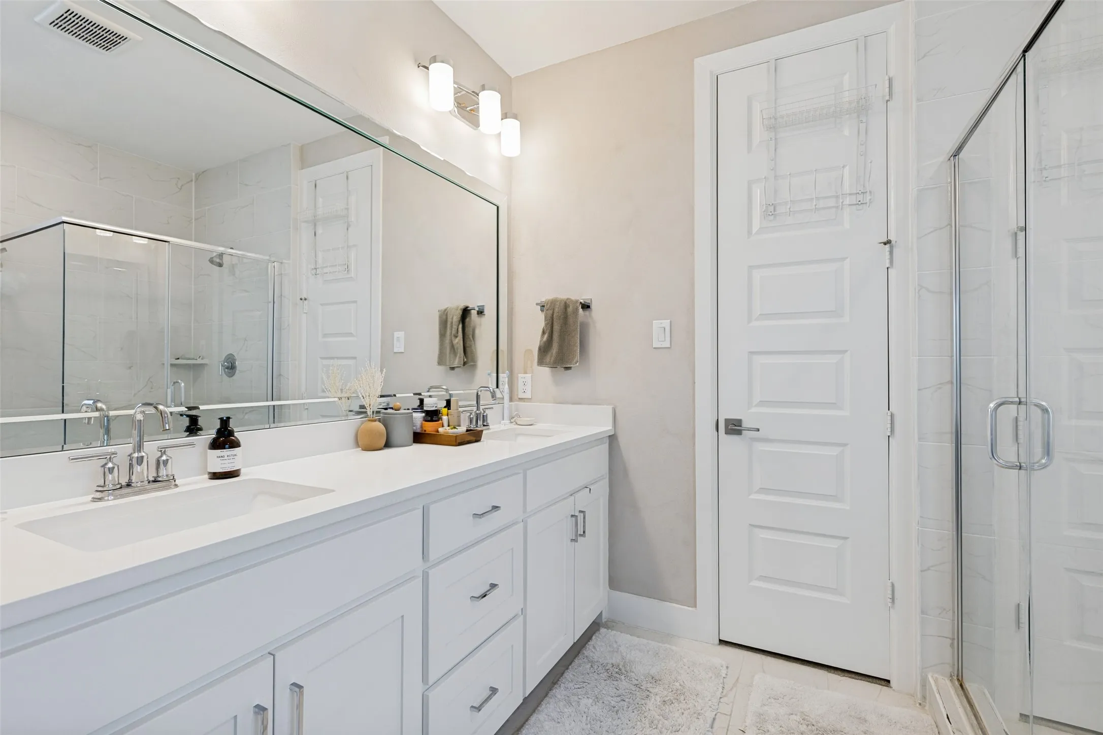 Single Family Residence For Rent in Dallas County , 8114 Fallston Court, Dallas, Texas 75231, 3 Bedroom, 3 Bathroom, 2 Garage spaces, 1,645 Sqft, built in 2022, mls#21390655, Real Estate Agent in Dallas, Homes For Rent in Dallas county, Homes For Rent in Dallas, Realtor in Dallas Texas, Real Estate Brokerage Independent Realty Texas, Luminita Cordes Realtor