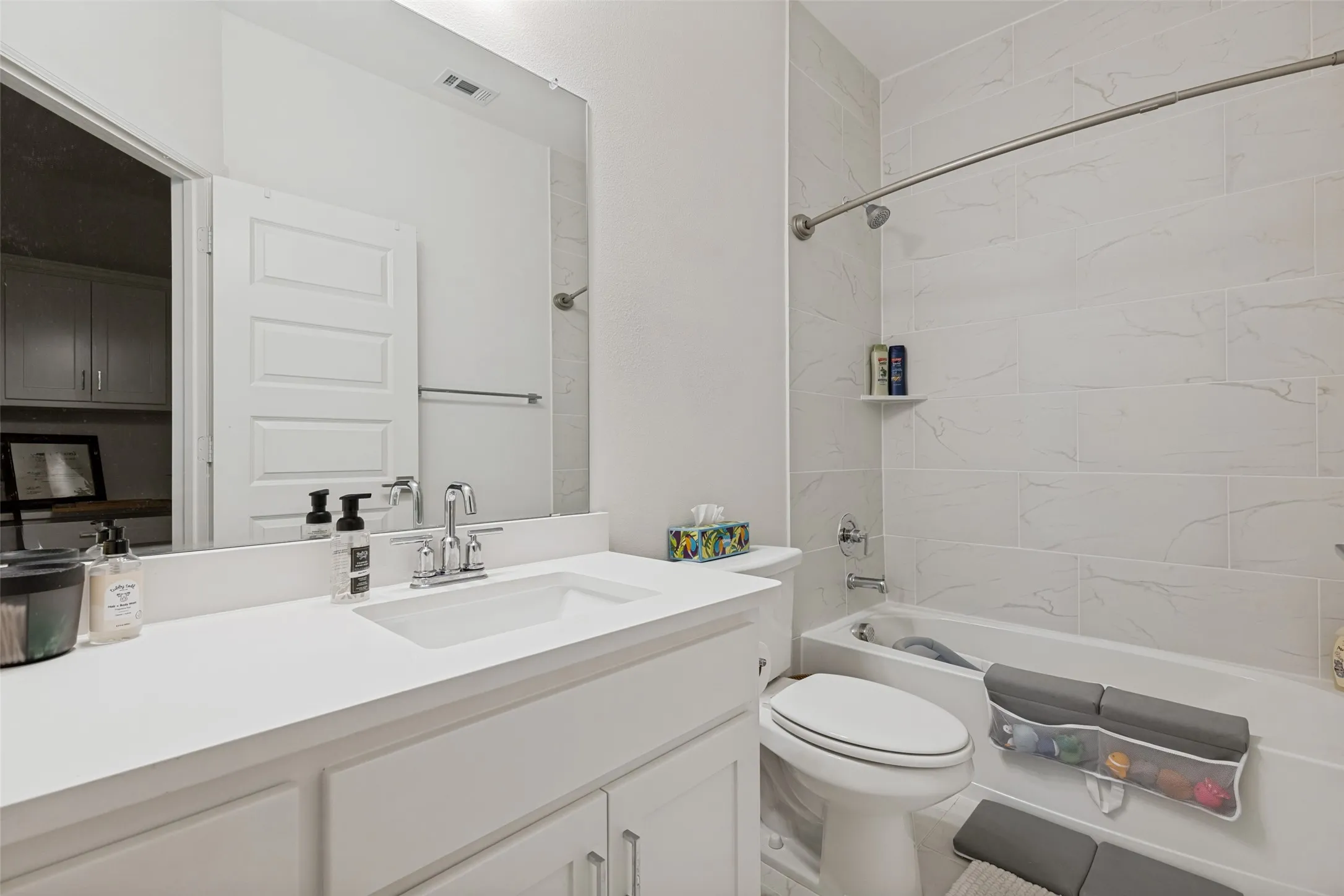 Single Family Residence For Rent in Dallas County , 8114 Fallston Court, Dallas, Texas 75231, 3 Bedroom, 3 Bathroom, 2 Garage spaces, 1,645 Sqft, built in 2022, mls#21390655, Real Estate Agent in Dallas, Homes For Rent in Dallas county, Homes For Rent in Dallas, Realtor in Dallas Texas, Real Estate Brokerage Independent Realty Texas, Luminita Cordes Realtor