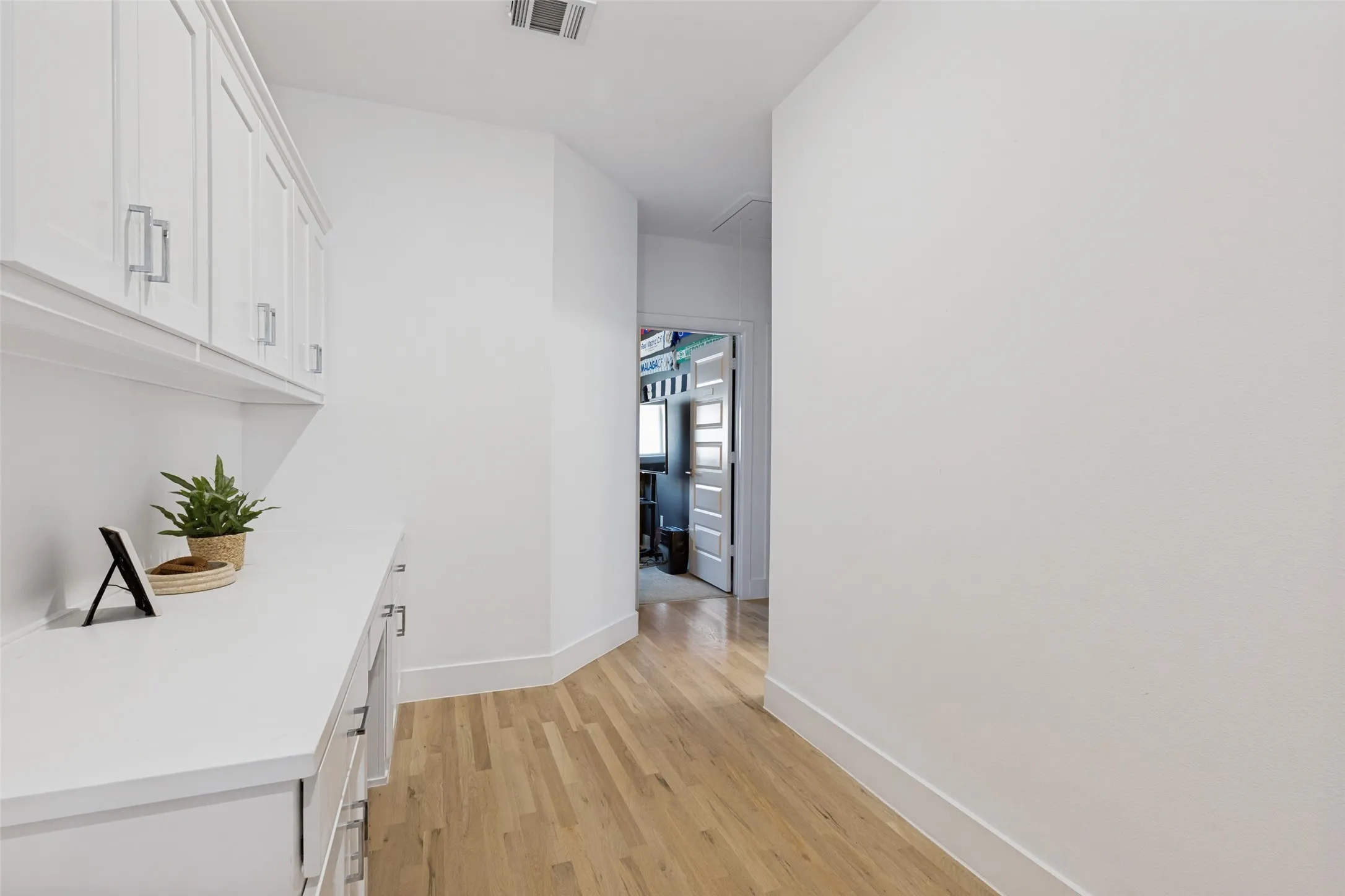 Single Family Residence For Rent in Dallas County , 8114 Fallston Court, Dallas, Texas 75231, 3 Bedroom, 3 Bathroom, 2 Garage spaces, 1,645 Sqft, built in 2022, mls#21390655, Real Estate Agent in Dallas, Homes For Rent in Dallas county, Homes For Rent in Dallas, Realtor in Dallas Texas, Real Estate Brokerage Independent Realty Texas, Luminita Cordes Realtor