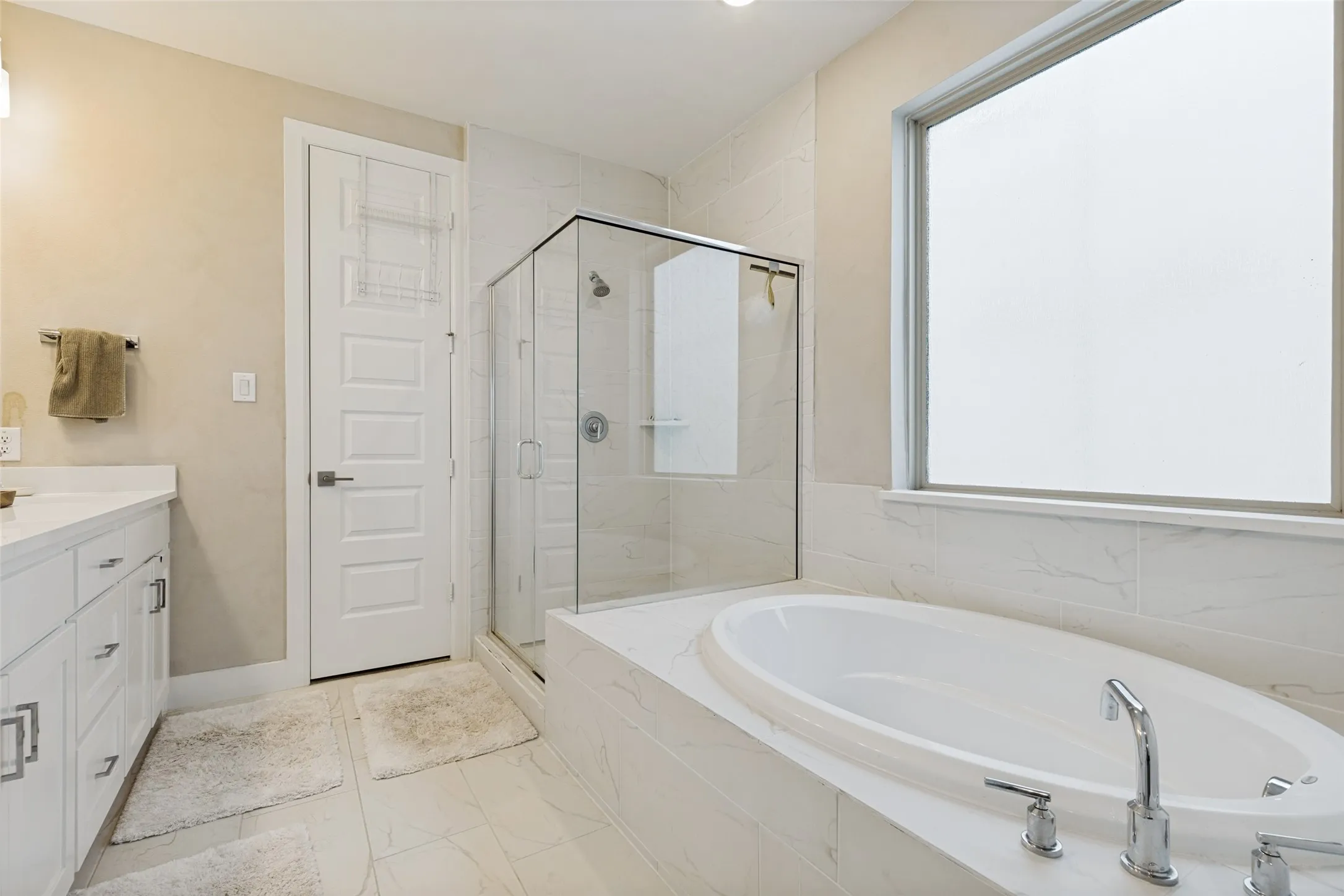 Single Family Residence For Rent in Dallas County , 8114 Fallston Court, Dallas, Texas 75231, 3 Bedroom, 3 Bathroom, 2 Garage spaces, 1,645 Sqft, built in 2022, mls#21390655, Real Estate Agent in Dallas, Homes For Rent in Dallas county, Homes For Rent in Dallas, Realtor in Dallas Texas, Real Estate Brokerage Independent Realty Texas, Luminita Cordes Realtor