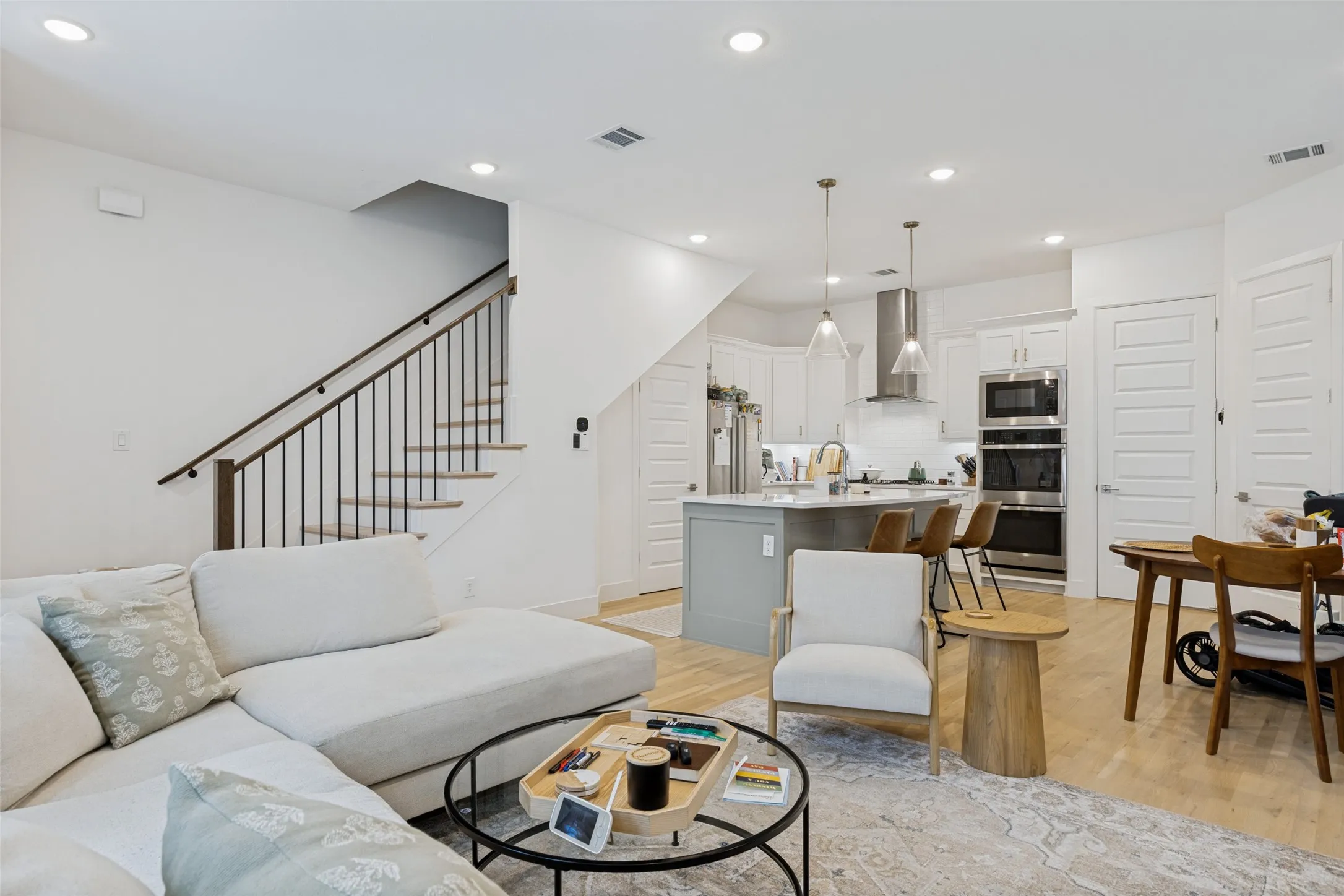 Single Family Residence For Rent in Dallas County , 8114 Fallston Court, Dallas, Texas 75231, 3 Bedroom, 3 Bathroom, 2 Garage spaces, 1,645 Sqft, built in 2022, mls#21390655, Real Estate Agent in Dallas, Homes For Rent in Dallas county, Homes For Rent in Dallas, Realtor in Dallas Texas, Real Estate Brokerage Independent Realty Texas, Luminita Cordes Realtor