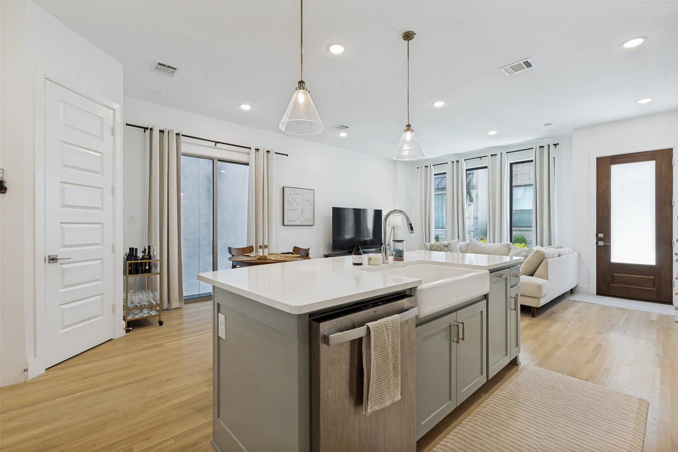 Single Family Residence For Rent in Dallas County , 8114 Fallston Court, Dallas, Texas 75231, 3 Bedroom, 3 Bathroom, 2 Garage spaces, 1,645 Sqft, built in 2022, mls#21390655, Real Estate Agent in Dallas, Homes For Rent in Dallas county, Homes For Rent in Dallas, Realtor in Dallas Texas, Real Estate Brokerage Independent Realty Texas, Luminita Cordes Realtor