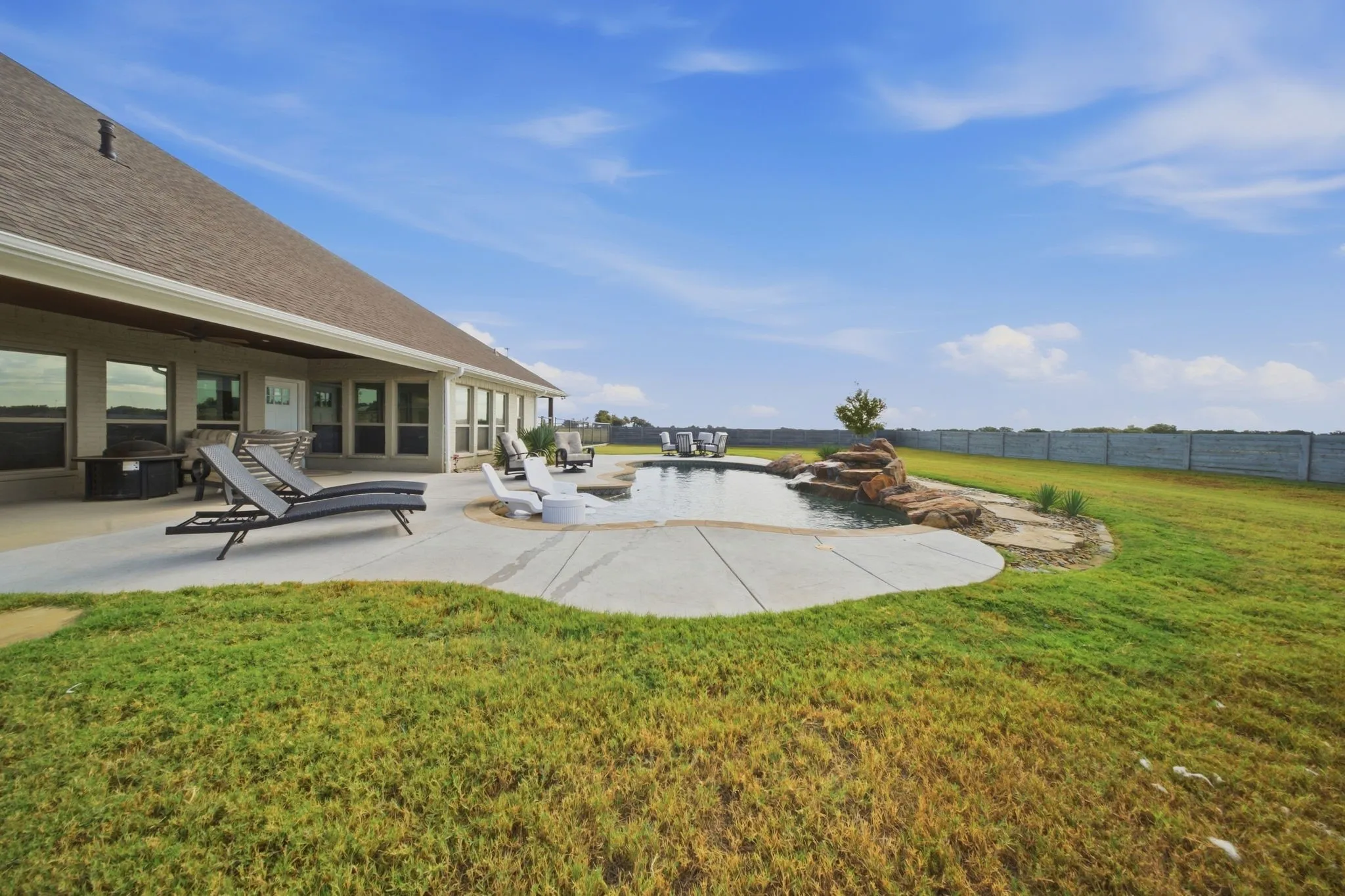 Single Family Residence For Sale in Grayson County , 568 Crow Road, Whitesboro, Texas 76273, 4 Bedroom, 4 Bathroom, 4 Garage spaces, 3,410 Sqft, built in 2018, mls#21387478, Real Estate Agent in Whitesboro, Homes For Sale in Grayson county, Homes For Sale in Whitesboro, Realtor in Whitesboro Texas, Real Estate Brokerage Independent Realty Texas, Luminita Cordes Realtor