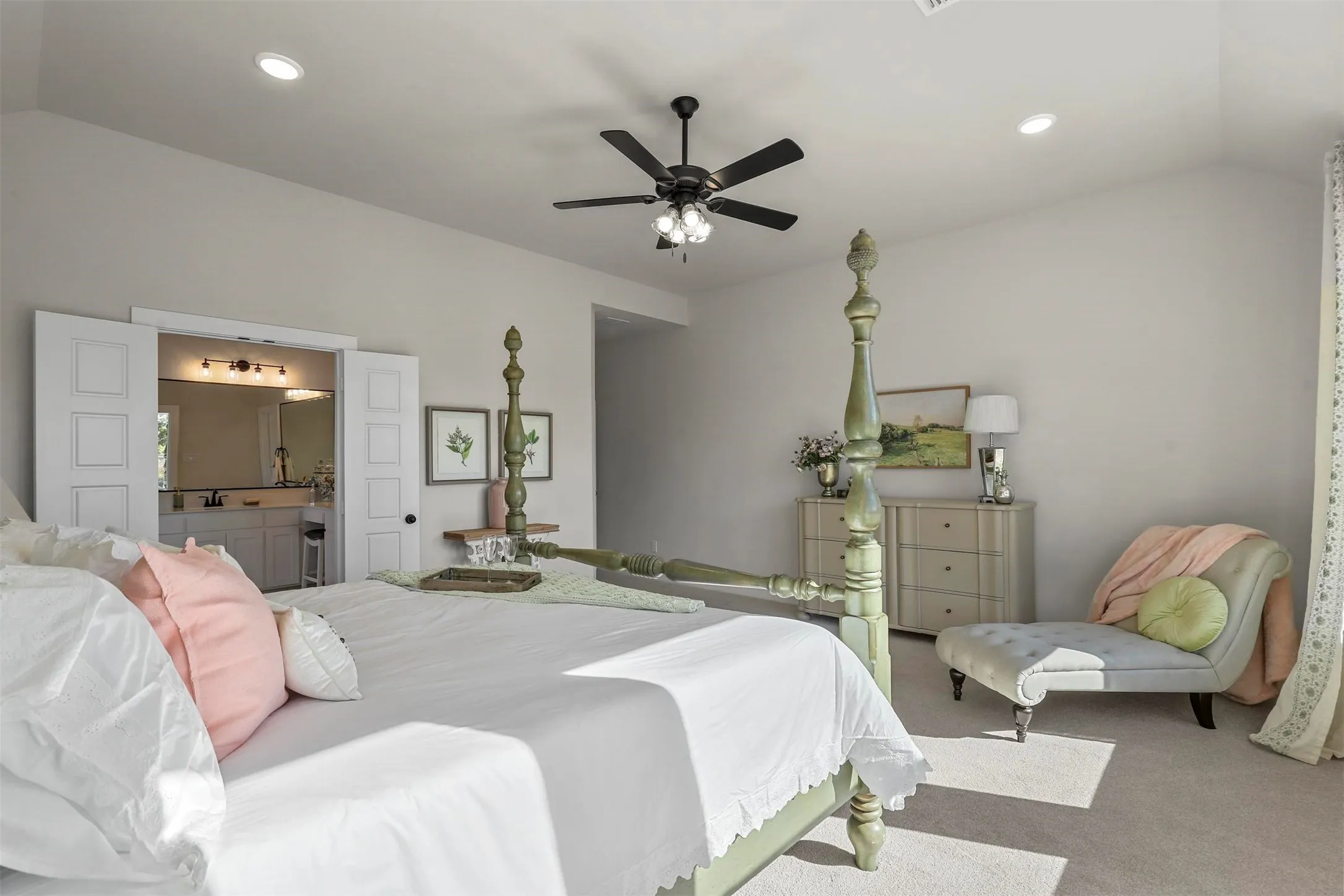 Vaulted ceiling with recessed lighting and ceiling fan