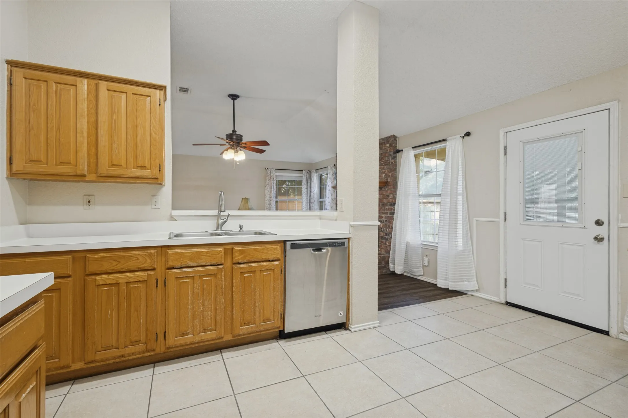 Single Family Residence For Sale in Denton County , 2105 Westview Trail, Denton, Texas 76207, 4 Bedroom, 2 Bathroom, 2 Garage spaces, 1,840 Sqft, built in 1989, mls#21390574, Real Estate Agent in Denton, Homes For Sale in Denton county, Homes For Sale in Denton, Realtor in Denton Texas, Real Estate Brokerage Independent Realty Texas, Luminita Cordes Realtor