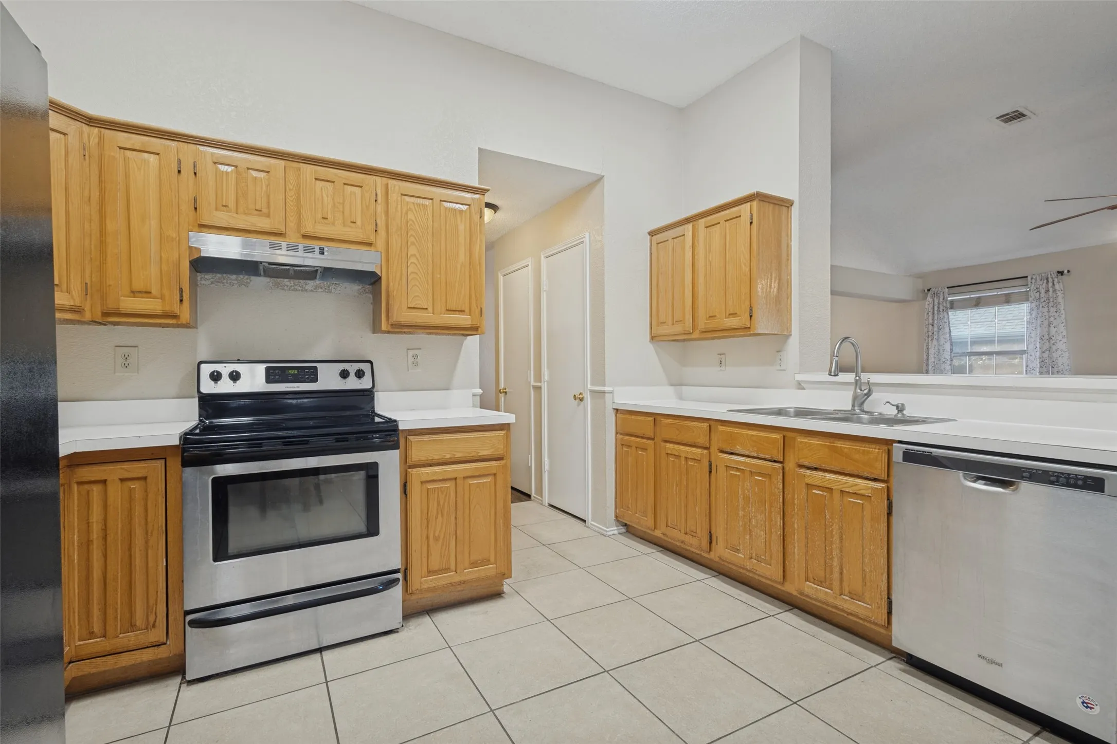 Single Family Residence For Sale in Denton County , 2105 Westview Trail, Denton, Texas 76207, 4 Bedroom, 2 Bathroom, 2 Garage spaces, 1,840 Sqft, built in 1989, mls#21390574, Real Estate Agent in Denton, Homes For Sale in Denton county, Homes For Sale in Denton, Realtor in Denton Texas, Real Estate Brokerage Independent Realty Texas, Luminita Cordes Realtor