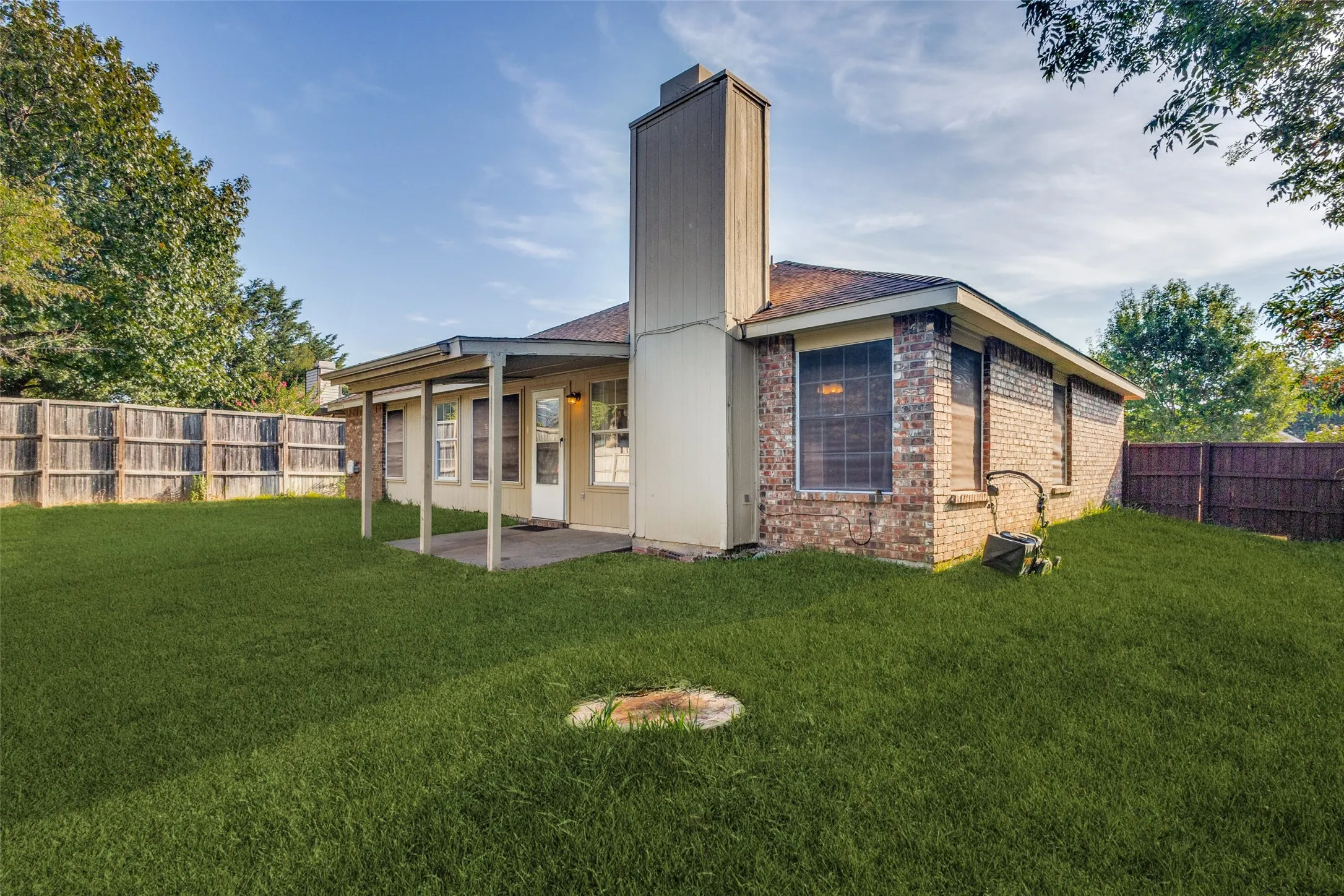Single Family Residence For Sale in Denton County , 2105 Westview Trail, Denton, Texas 76207, 4 Bedroom, 2 Bathroom, 2 Garage spaces, 1,840 Sqft, built in 1989, mls#21390574, Real Estate Agent in Denton, Homes For Sale in Denton county, Homes For Sale in Denton, Realtor in Denton Texas, Real Estate Brokerage Independent Realty Texas, Luminita Cordes Realtor
