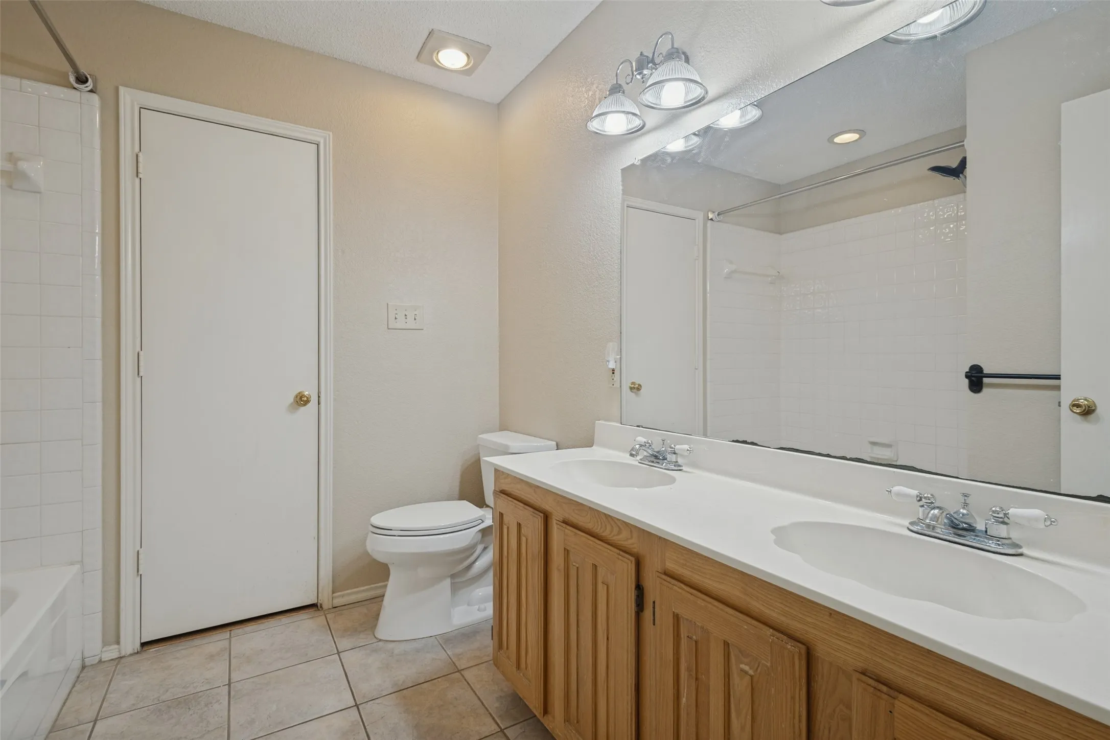 Single Family Residence For Sale in Denton County , 2105 Westview Trail, Denton, Texas 76207, 4 Bedroom, 2 Bathroom, 2 Garage spaces, 1,840 Sqft, built in 1989, mls#21390574, Real Estate Agent in Denton, Homes For Sale in Denton county, Homes For Sale in Denton, Realtor in Denton Texas, Real Estate Brokerage Independent Realty Texas, Luminita Cordes Realtor
