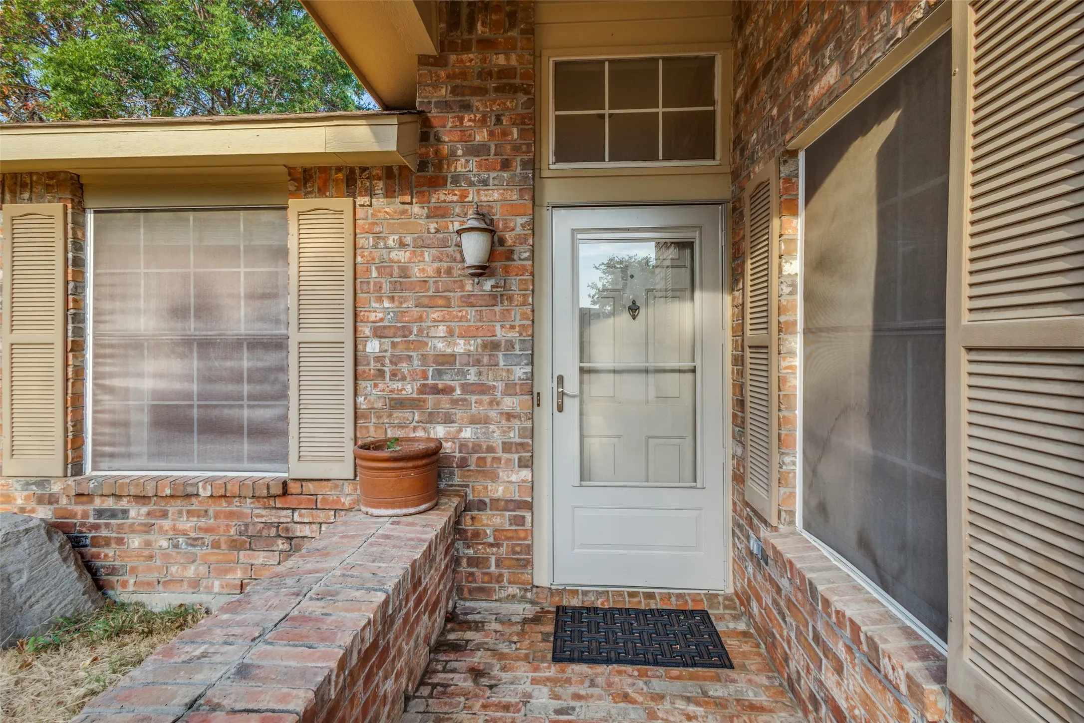 Single Family Residence For Sale in Denton County , 2105 Westview Trail, Denton, Texas 76207, 4 Bedroom, 2 Bathroom, 2 Garage spaces, 1,840 Sqft, built in 1989, mls#21390574, Real Estate Agent in Denton, Homes For Sale in Denton county, Homes For Sale in Denton, Realtor in Denton Texas, Real Estate Brokerage Independent Realty Texas, Luminita Cordes Realtor