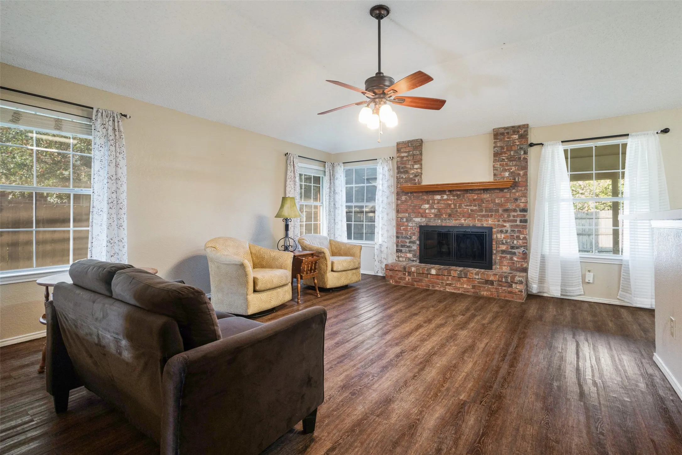 Single Family Residence For Sale in Denton County , 2105 Westview Trail, Denton, Texas 76207, 4 Bedroom, 2 Bathroom, 2 Garage spaces, 1,840 Sqft, built in 1989, mls#21390574, Real Estate Agent in Denton, Homes For Sale in Denton county, Homes For Sale in Denton, Realtor in Denton Texas, Real Estate Brokerage Independent Realty Texas, Luminita Cordes Realtor