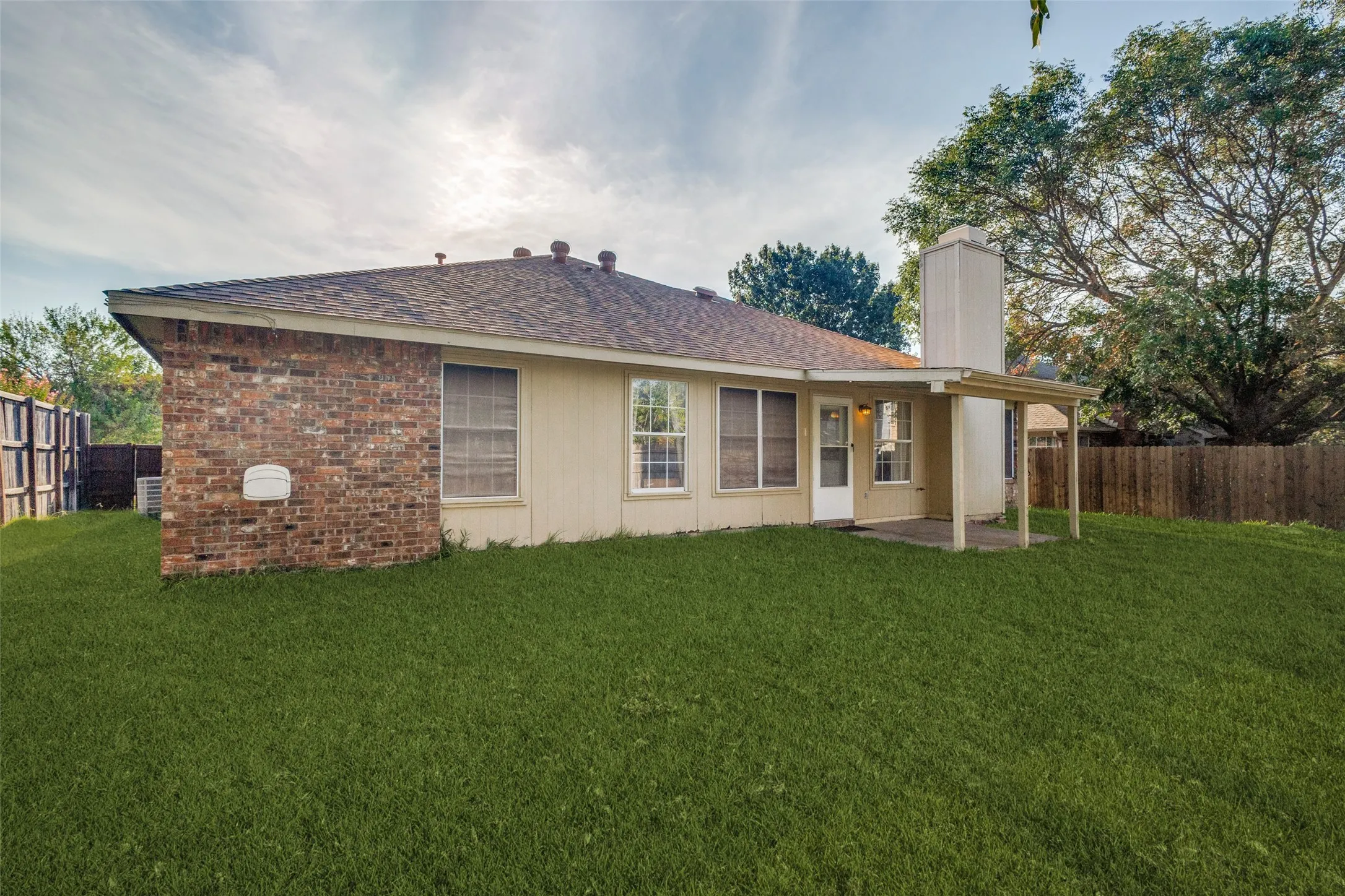 Single Family Residence For Sale in Denton County , 2105 Westview Trail, Denton, Texas 76207, 4 Bedroom, 2 Bathroom, 2 Garage spaces, 1,840 Sqft, built in 1989, mls#21390574, Real Estate Agent in Denton, Homes For Sale in Denton county, Homes For Sale in Denton, Realtor in Denton Texas, Real Estate Brokerage Independent Realty Texas, Luminita Cordes Realtor