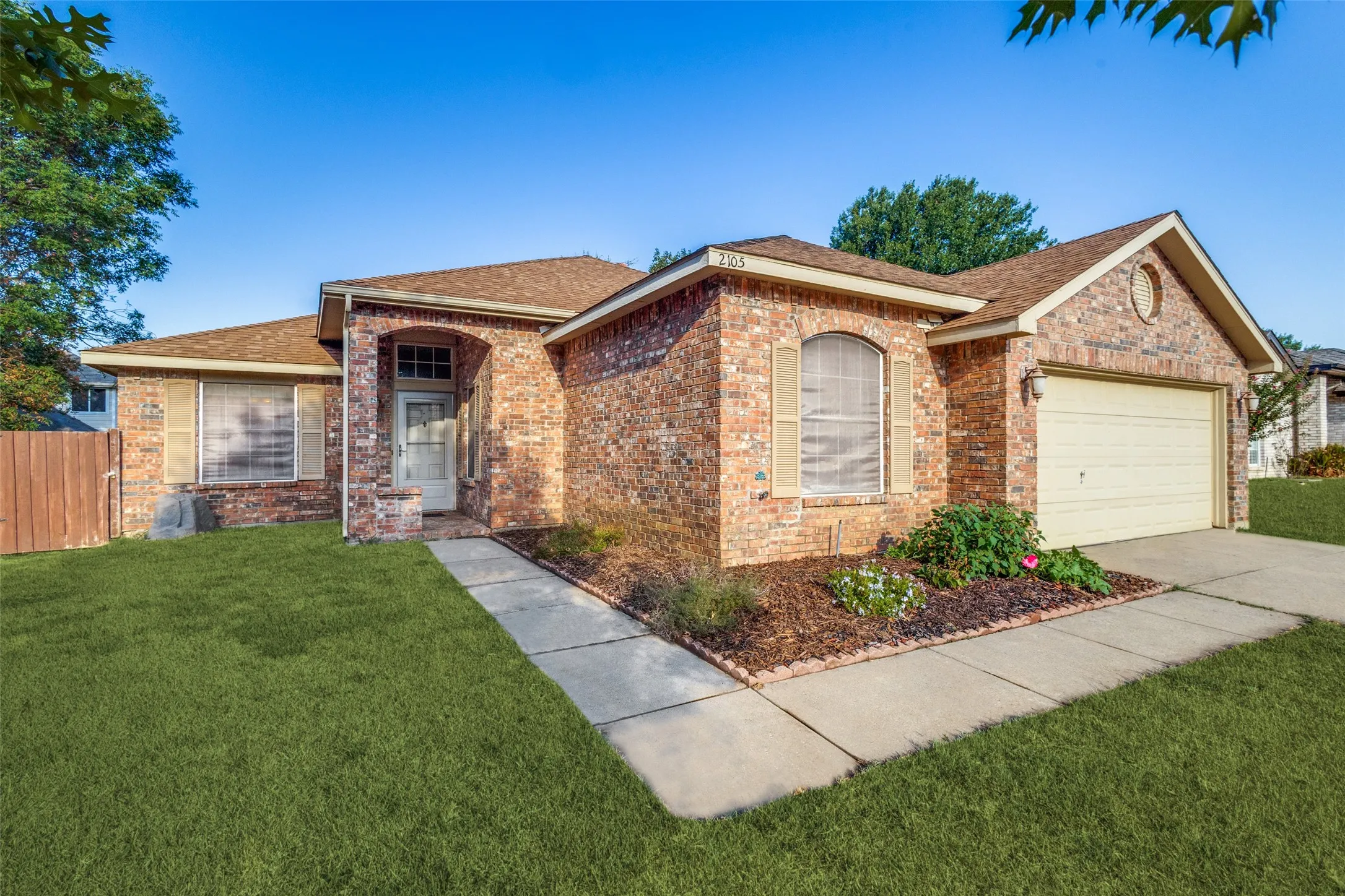 Single Family Residence For Sale in Denton County , 2105 Westview Trail, Denton, Texas 76207, 4 Bedroom, 2 Bathroom, 2 Garage spaces, 1,840 Sqft, built in 1989, mls#21390574, Real Estate Agent in Denton, Homes For Sale in Denton county, Homes For Sale in Denton, Realtor in Denton Texas, Real Estate Brokerage Independent Realty Texas, Luminita Cordes Realtor