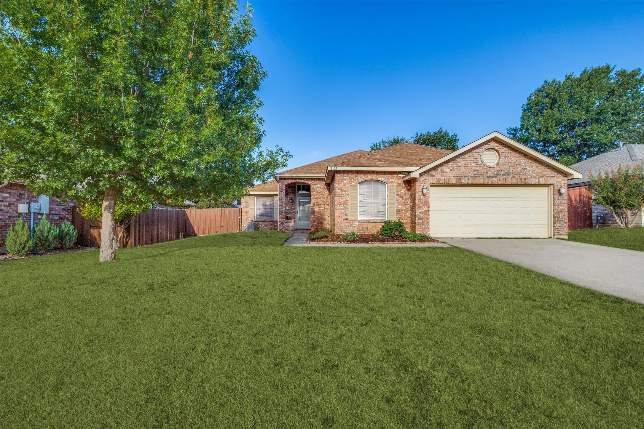 Single Family Residence For Sale in Denton County , 2105 Westview Trail, Denton, Texas 76207, 4 Bedroom, 2 Bathroom, 2 Garage spaces, 1,840 Sqft, built in 1989, mls#21390574, Real Estate Agent in Denton, Homes For Sale in Denton county, Homes For Sale in Denton, Realtor in Denton Texas, Real Estate Brokerage Independent Realty Texas, Luminita Cordes Realtor