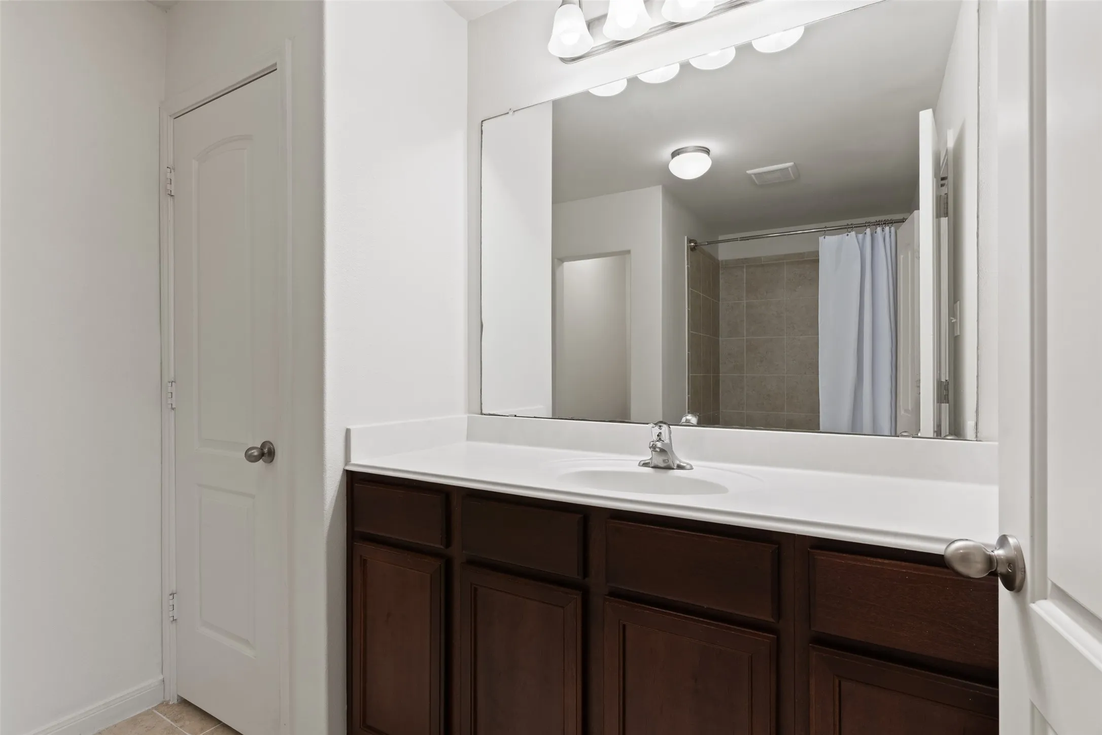 Single Family Residence For Sale in Tarrant County , 4128 Tower Bridge Lane, Crowley, Texas 76036, 3 Bedroom, 2 Bathroom, 2 Garage spaces, 1,575 Sqft, built in 2017, mls#21390148, Real Estate Agent in Crowley, Homes For Sale in Tarrant county, Homes For Sale in Crowley, Realtor in Crowley Texas, Real Estate Brokerage Independent Realty Texas, Luminita Cordes Realtor