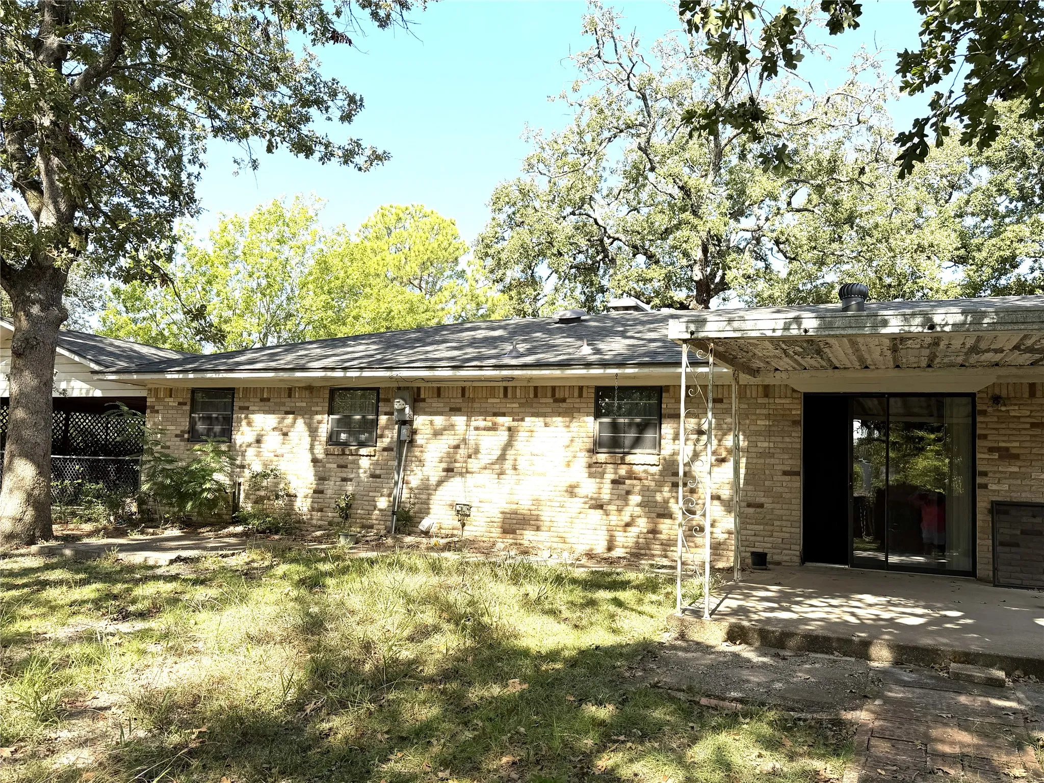 Single Family Residence For Sale in Henderson County , 6625 Fm 2494, Athens, Texas 75751, 2 Bedroom, 2 Bathroom, Garage spaces, 1,944 Sqft, built in 1969, mls#21390670, Real Estate Agent in Athens, Homes For Sale in Henderson county, Homes For Sale in Athens, Realtor in Athens Texas, Real Estate Brokerage Independent Realty Texas, Luminita Cordes Realtor