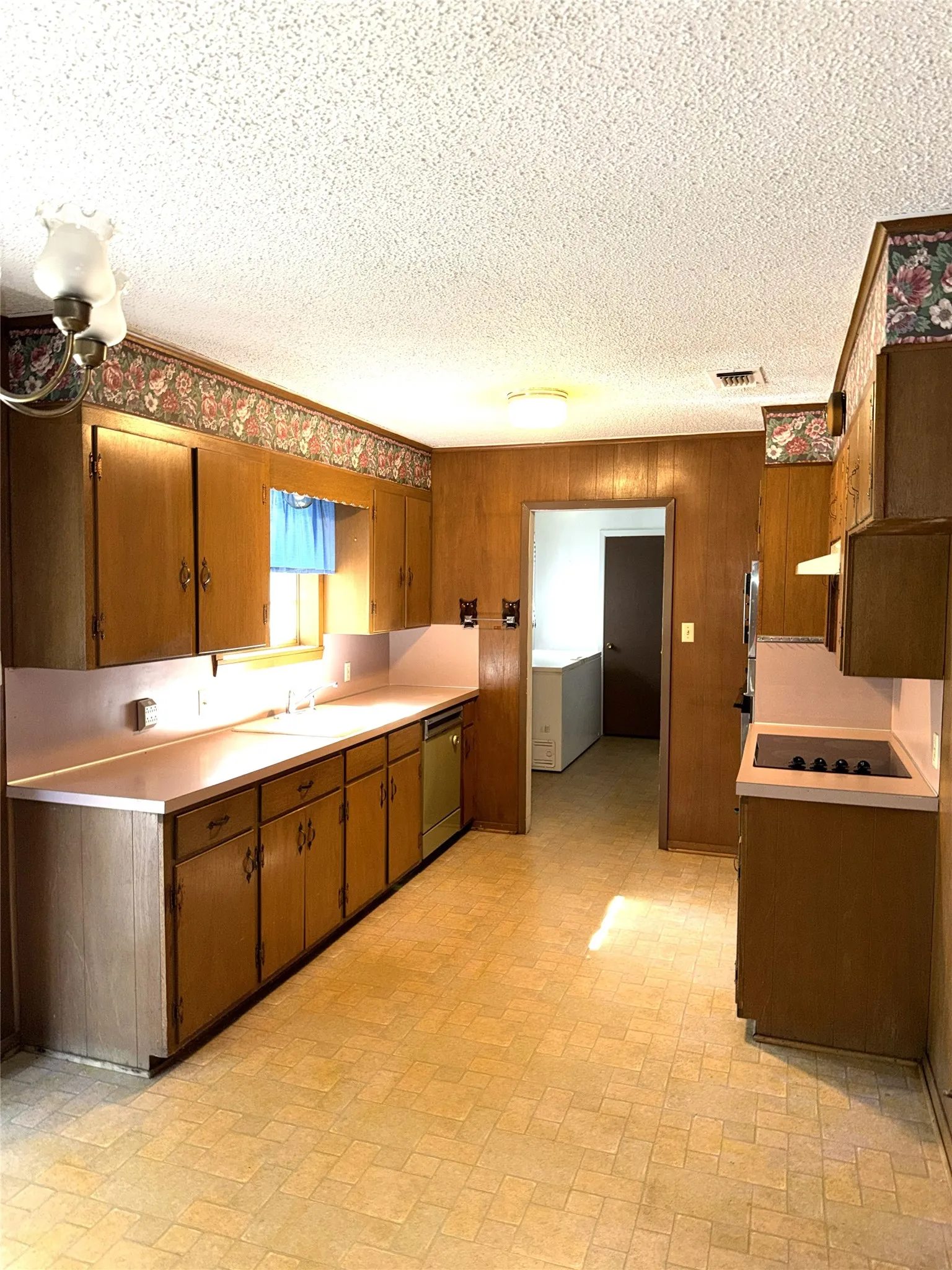 Single Family Residence For Sale in Henderson County , 6625 Fm 2494, Athens, Texas 75751, 2 Bedroom, 2 Bathroom, Garage spaces, 1,944 Sqft, built in 1969, mls#21390670, Real Estate Agent in Athens, Homes For Sale in Henderson county, Homes For Sale in Athens, Realtor in Athens Texas, Real Estate Brokerage Independent Realty Texas, Luminita Cordes Realtor