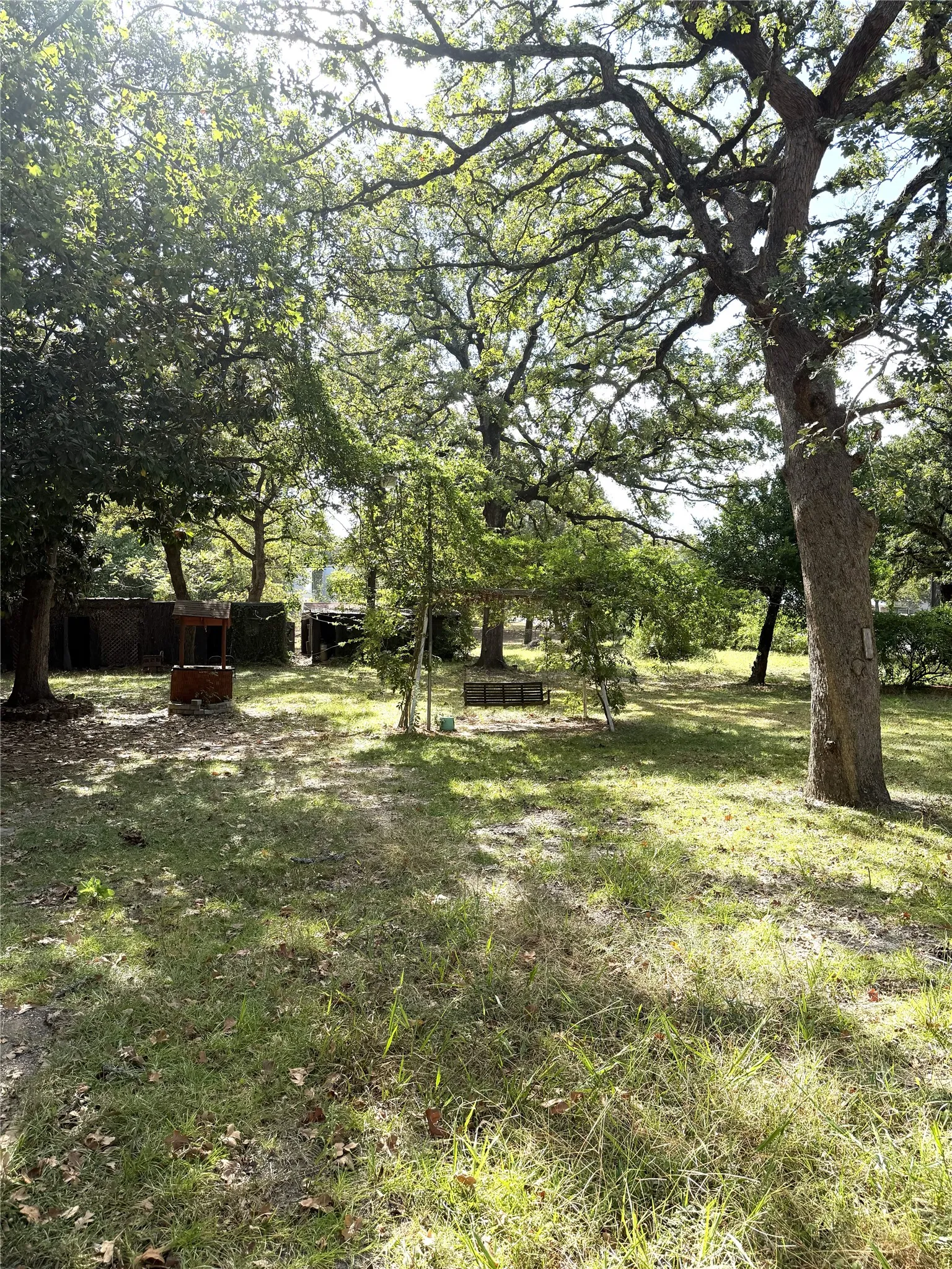Single Family Residence For Sale in Henderson County , 6625 Fm 2494, Athens, Texas 75751, 2 Bedroom, 2 Bathroom, Garage spaces, 1,944 Sqft, built in 1969, mls#21390670, Real Estate Agent in Athens, Homes For Sale in Henderson county, Homes For Sale in Athens, Realtor in Athens Texas, Real Estate Brokerage Independent Realty Texas, Luminita Cordes Realtor