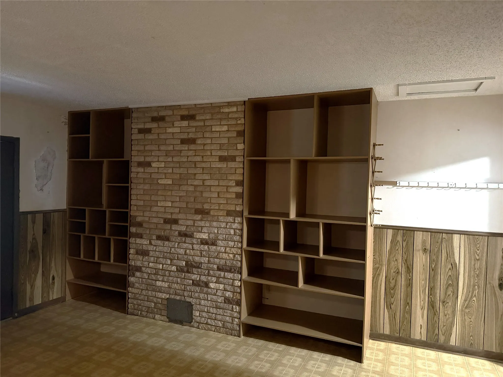 Single Family Residence For Sale in Henderson County , 6625 Fm 2494, Athens, Texas 75751, 2 Bedroom, 2 Bathroom, Garage spaces, 1,944 Sqft, built in 1969, mls#21390670, Real Estate Agent in Athens, Homes For Sale in Henderson county, Homes For Sale in Athens, Realtor in Athens Texas, Real Estate Brokerage Independent Realty Texas, Luminita Cordes Realtor