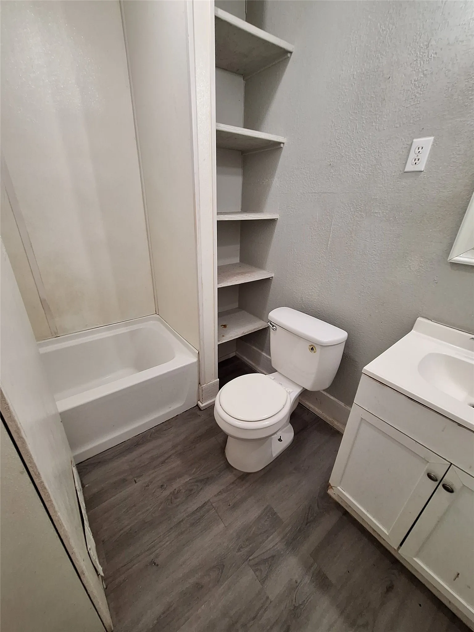 Single Family Residence For Rent in Taylor County , 1026 Jeanette Street, Abilene, Texas 79602, 2 Bedroom, 1 Bathroom, Garage spaces, 1,160 Sqft, built in 1920, mls#21367913, Real Estate Agent in Abilene, Homes For Rent in Taylor county, Homes For Rent in Abilene, Realtor in Abilene Texas, Real Estate Brokerage Independent Realty Texas, Luminita Cordes Realtor