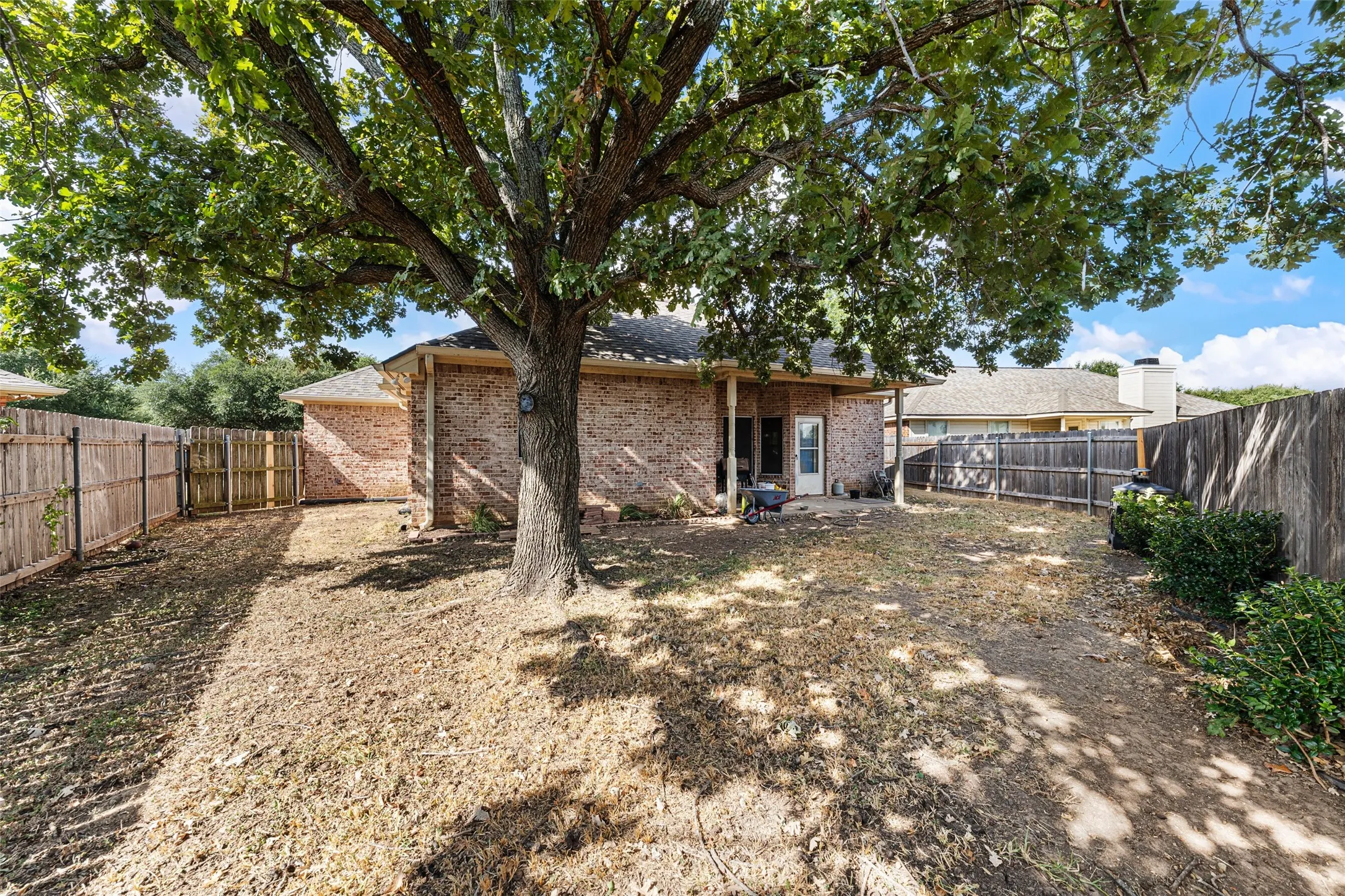 Single Family Residence For Sale in Mc Lennan County , 10124 Cougar Ridge Parkway, Waco, Texas 76708, 3 Bedroom, 2 Bathroom, Garage spaces, 2,062 Sqft, built in 2004, mls#21390395, Real Estate Agent in Waco, Homes For Sale in Mc Lennan county, Homes For Sale in Waco, Realtor in Waco Texas, Real Estate Brokerage Independent Realty Texas, Luminita Cordes Realtor