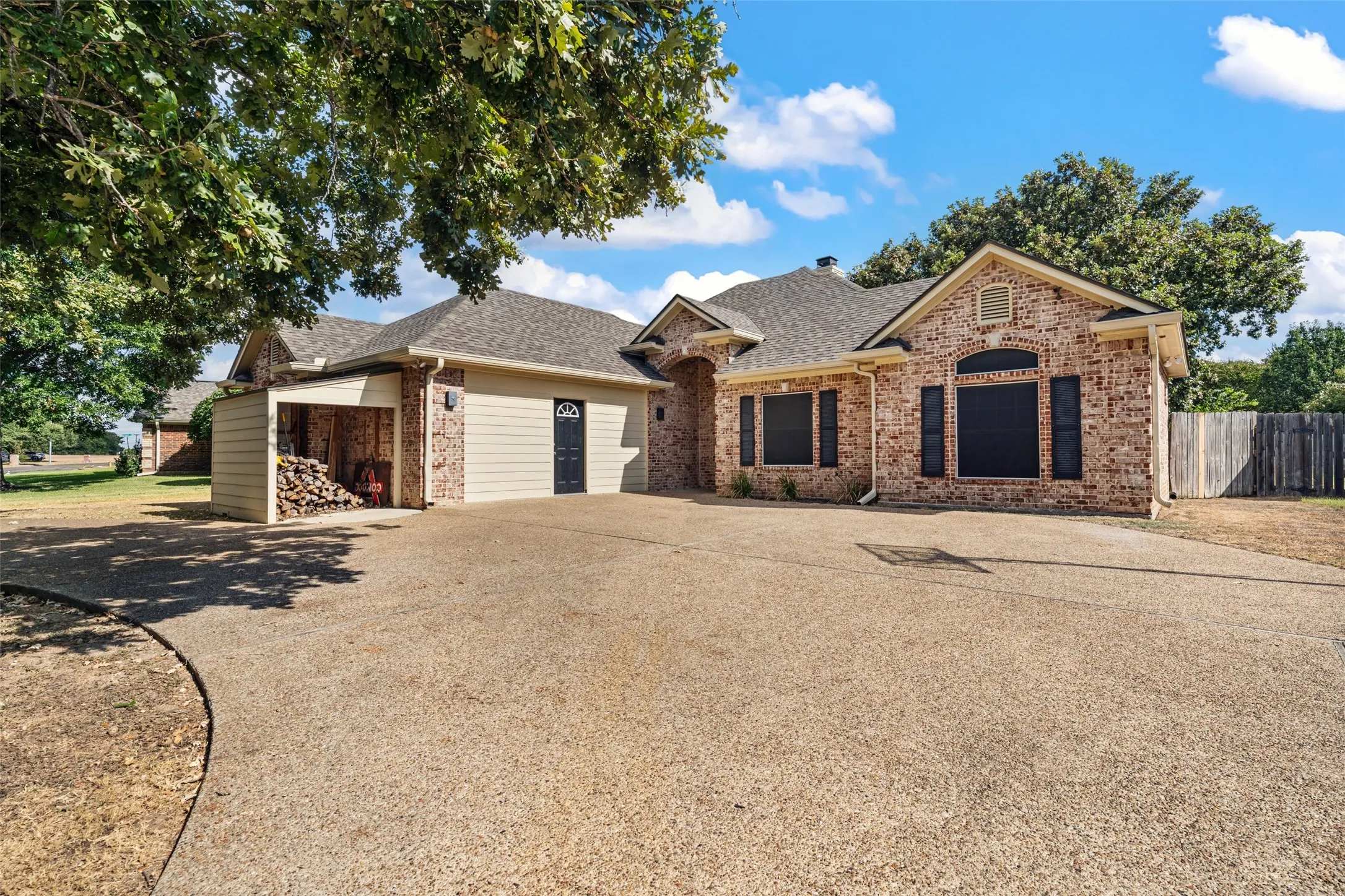 Single Family Residence For Sale in Mc Lennan County , 10124 Cougar Ridge Parkway, Waco, Texas 76708, 3 Bedroom, 2 Bathroom, Garage spaces, 2,062 Sqft, built in 2004, mls#21390395, Real Estate Agent in Waco, Homes For Sale in Mc Lennan county, Homes For Sale in Waco, Realtor in Waco Texas, Real Estate Brokerage Independent Realty Texas, Luminita Cordes Realtor