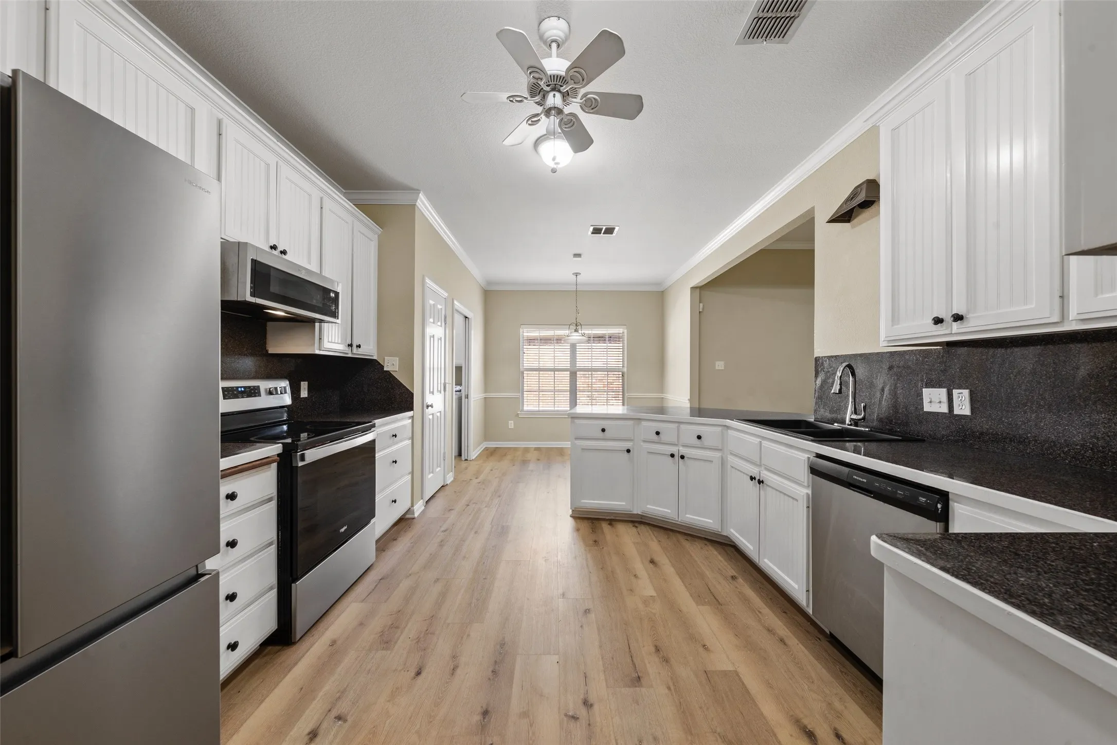 Single Family Residence For Sale in Mc Lennan County , 10124 Cougar Ridge Parkway, Waco, Texas 76708, 3 Bedroom, 2 Bathroom, Garage spaces, 2,062 Sqft, built in 2004, mls#21390395, Real Estate Agent in Waco, Homes For Sale in Mc Lennan county, Homes For Sale in Waco, Realtor in Waco Texas, Real Estate Brokerage Independent Realty Texas, Luminita Cordes Realtor