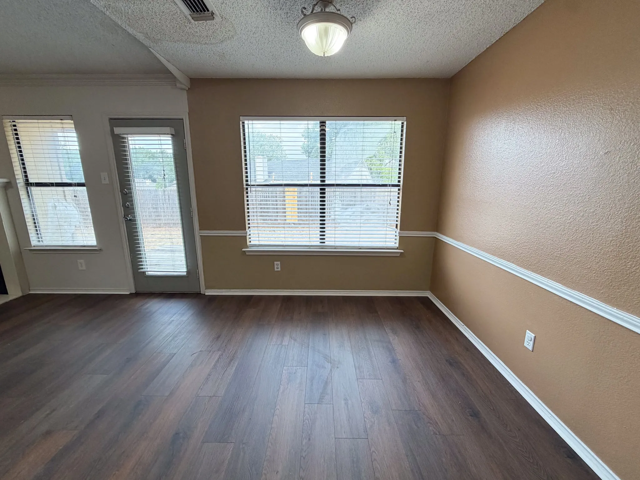 Single Family Residence For Rent in Ellis County , 921 Park Place Boulevard, Midlothian, Texas 76065, 3 Bedroom, 2 Bathroom, 2 Garage spaces, 1,103 Sqft, built in 1989, mls#21390678, Real Estate Agent in Midlothian, Homes For Rent in Ellis county, Homes For Rent in Midlothian, Realtor in Midlothian Texas, Real Estate Brokerage Independent Realty Texas, Luminita Cordes Realtor