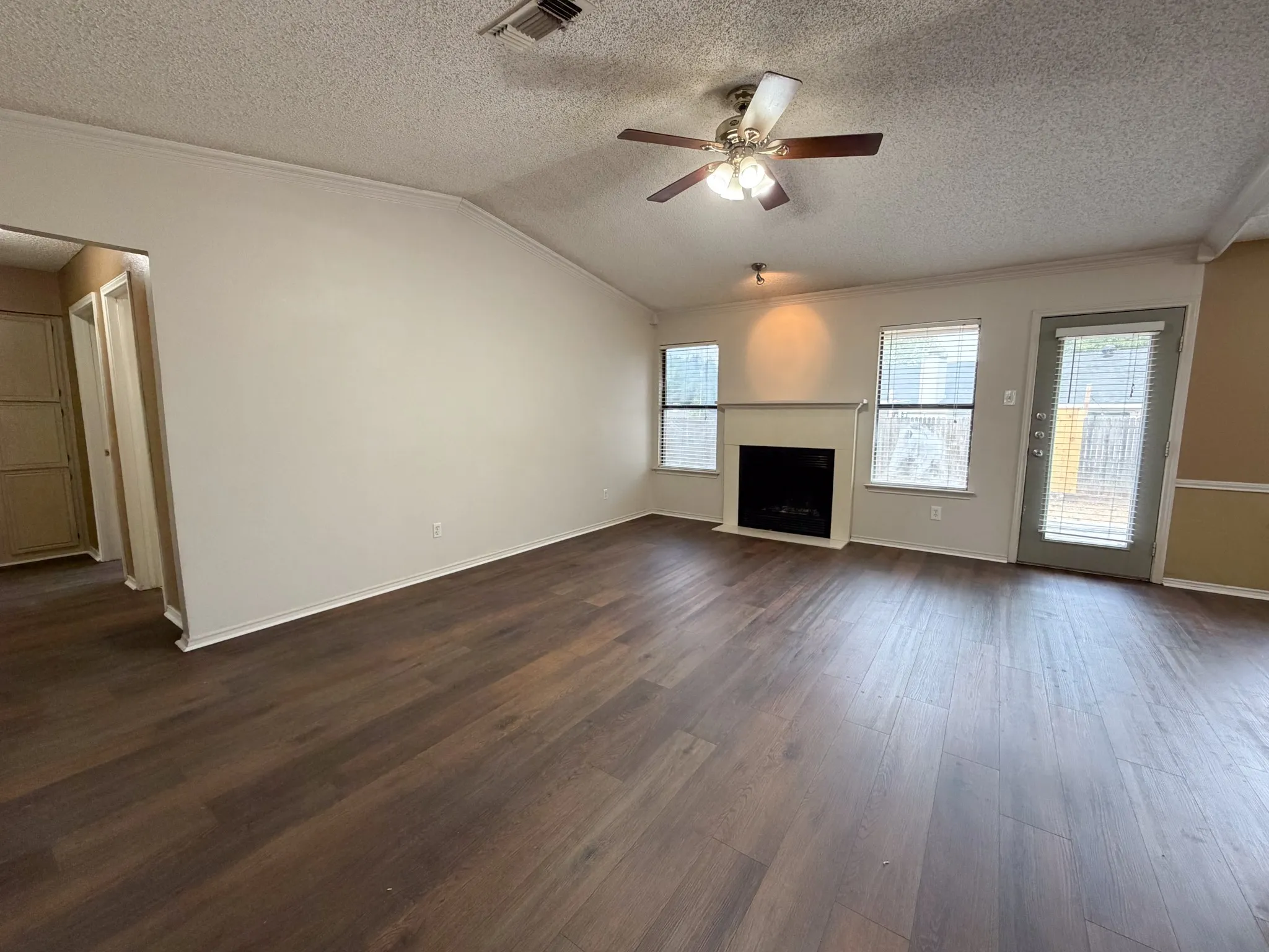 Single Family Residence For Rent in Ellis County , 921 Park Place Boulevard, Midlothian, Texas 76065, 3 Bedroom, 2 Bathroom, 2 Garage spaces, 1,103 Sqft, built in 1989, mls#21390678, Real Estate Agent in Midlothian, Homes For Rent in Ellis county, Homes For Rent in Midlothian, Realtor in Midlothian Texas, Real Estate Brokerage Independent Realty Texas, Luminita Cordes Realtor