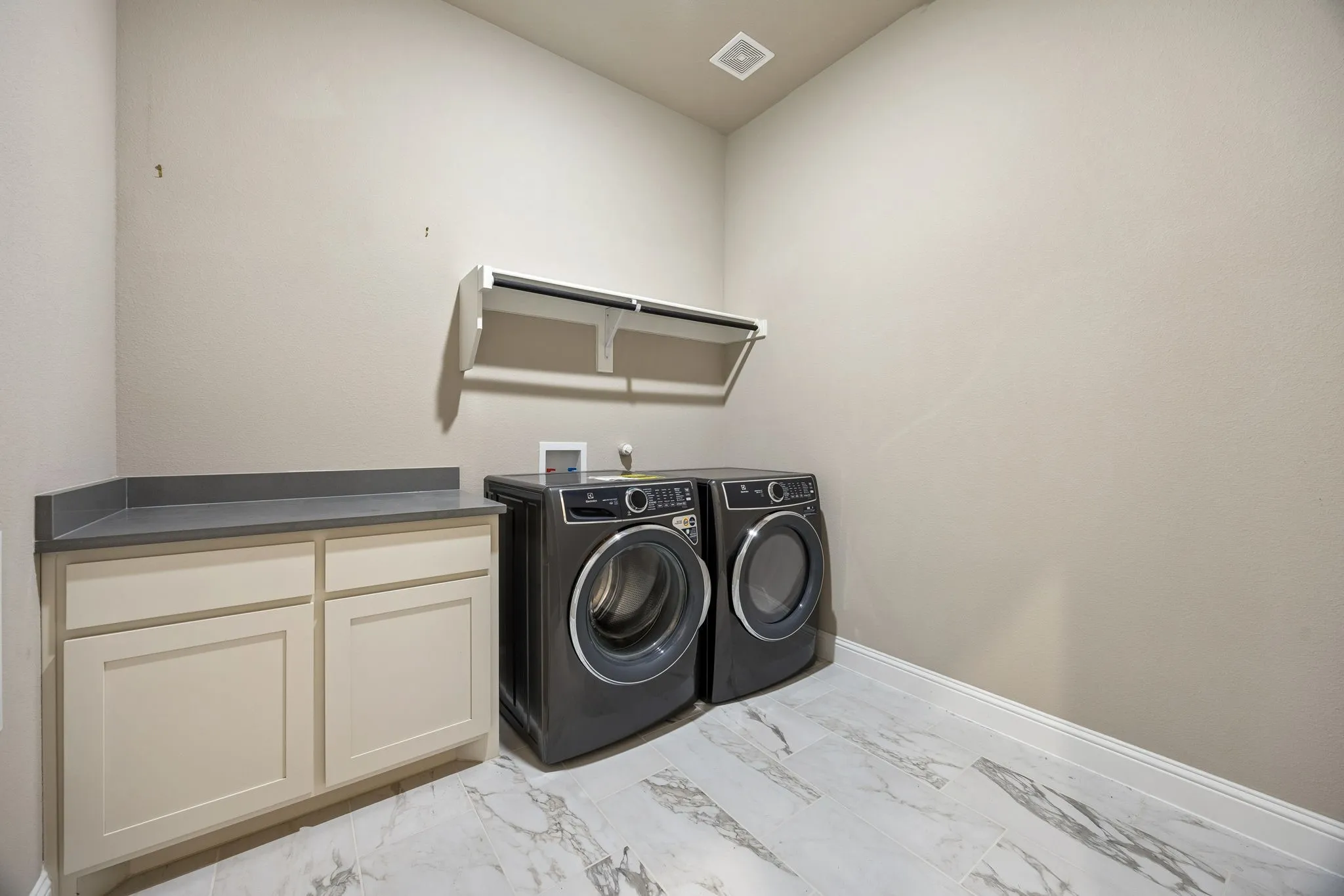 Single Family Residence For Sale in Ellis County , 3006 Holland Lane, Midlothian, Texas 76065, 4 Bedroom, 3 Bathroom, 2 Garage spaces, 3,138 Sqft, built in 2023, mls#21390614, Real Estate Agent in Midlothian, Homes For Sale in Ellis county, Homes For Sale in Midlothian, Realtor in Midlothian Texas, Real Estate Brokerage Independent Realty Texas, Luminita Cordes Realtor