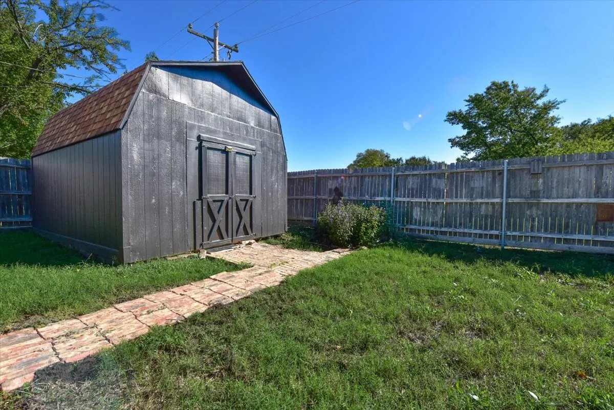 Single Family Residence For Sale in Tarrant County , 212 Cindy Street S, Keller, Texas 76248, 3 Bedroom, 2 Bathroom, 2 Garage spaces, 1,517 Sqft, built in 1986, mls#21336071, Real Estate Agent in Keller, Homes For Sale in Tarrant county, Homes For Sale in Keller, Realtor in Keller Texas, Real Estate Brokerage Independent Realty Texas, Luminita Cordes Realtor