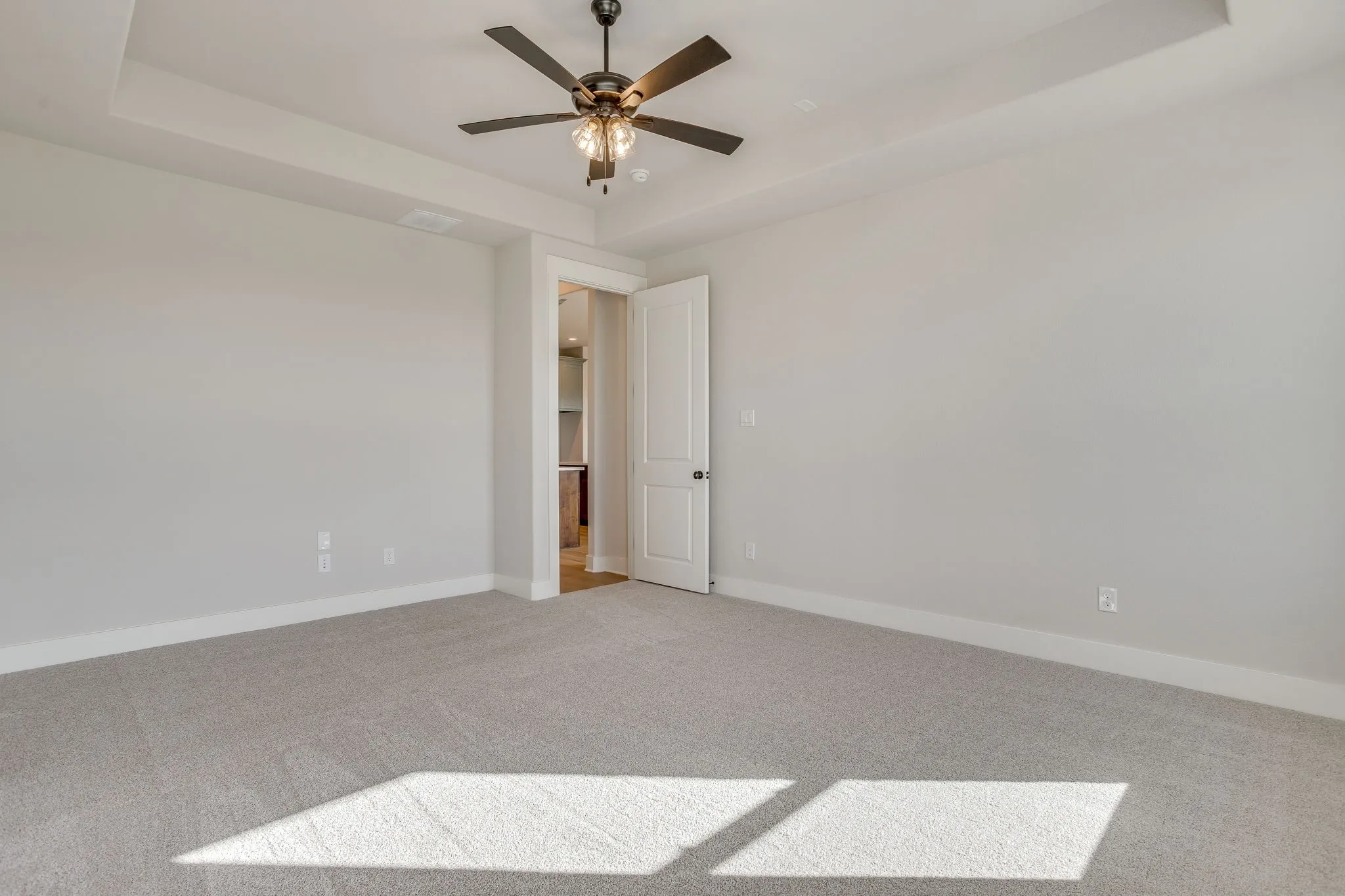 Recessed ceiling with an integrated ceiling fan and light fixture