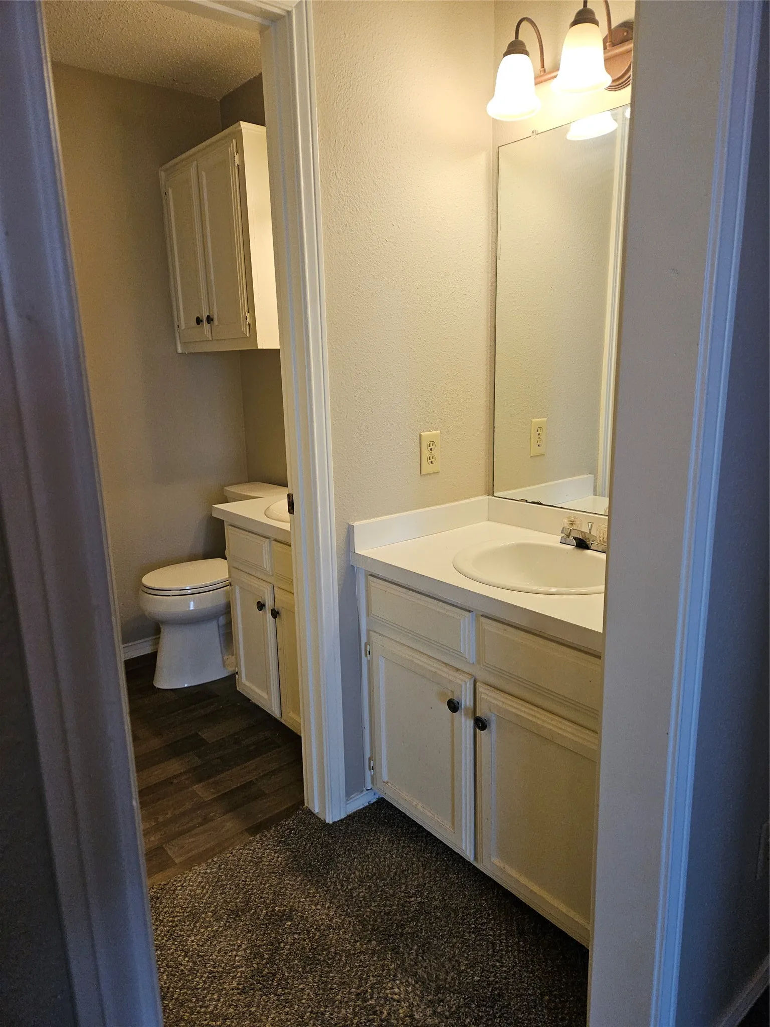 810 - Upstairs bathroom with two vanities.