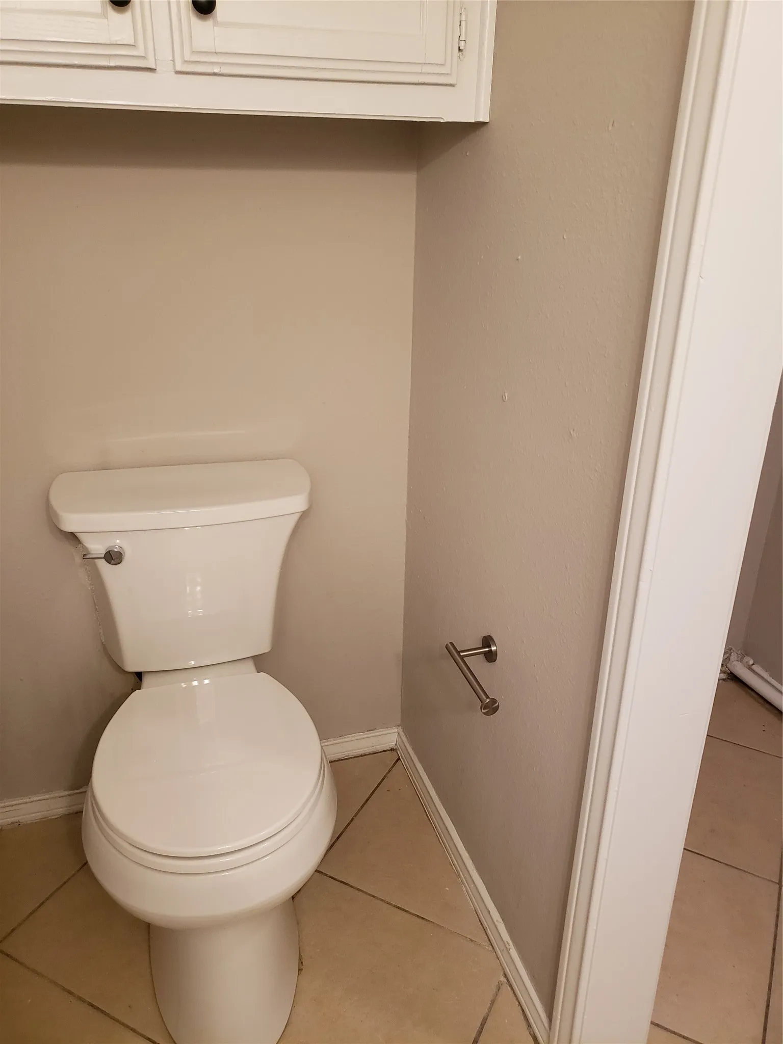 808 - Downstairs toilet.