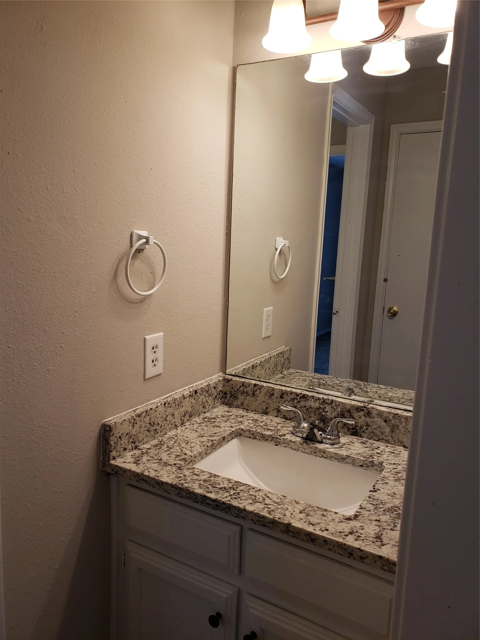 808 - Outer vanity.