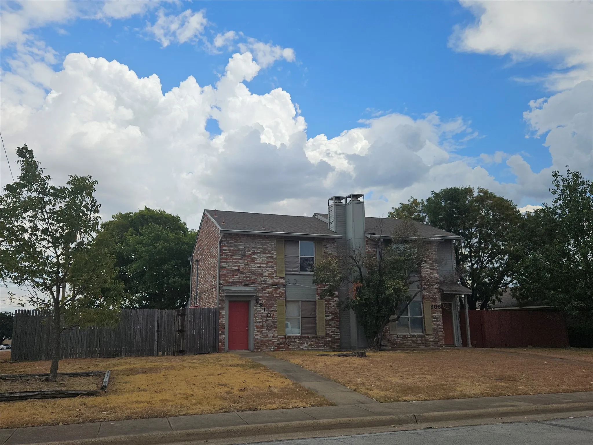 Street view of 808-810 Red Bud Dr, DeSoto, TX.