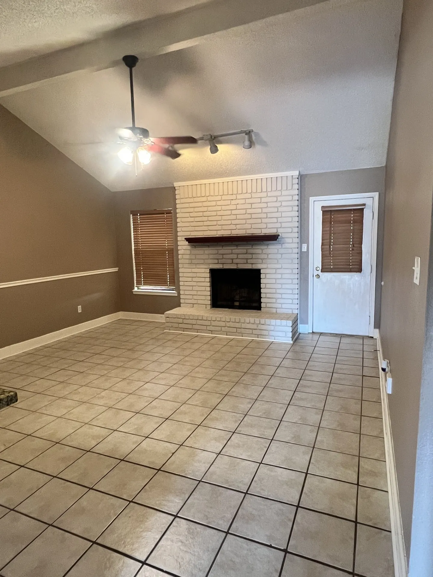 Single Family Residence For Rent in Tarrant County , 2513 Poppy Lane, Euless, Texas 76039, 3 Bedroom, 2 Bathroom, 2 Garage spaces, 1,434 Sqft, built in 1984, mls#21390695, Real Estate Agent in Euless, Homes For Rent in Tarrant county, Homes For Rent in Euless, Realtor in Euless Texas, Real Estate Brokerage Independent Realty Texas, Luminita Cordes Realtor