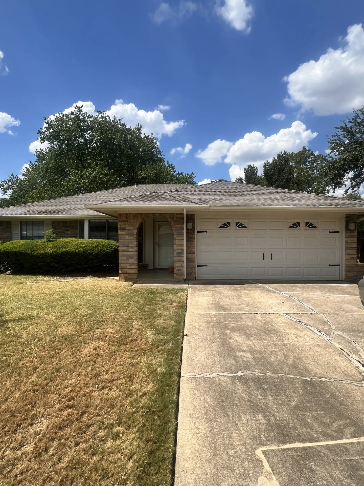 Single Family Residence For Rent in Tarrant County , 2513 Poppy Lane, Euless, Texas 76039, 3 Bedroom, 2 Bathroom, 2 Garage spaces, 1,434 Sqft, built in 1984, mls#21390695, Real Estate Agent in Euless, Homes For Rent in Tarrant county, Homes For Rent in Euless, Realtor in Euless Texas, Real Estate Brokerage Independent Realty Texas, Luminita Cordes Realtor