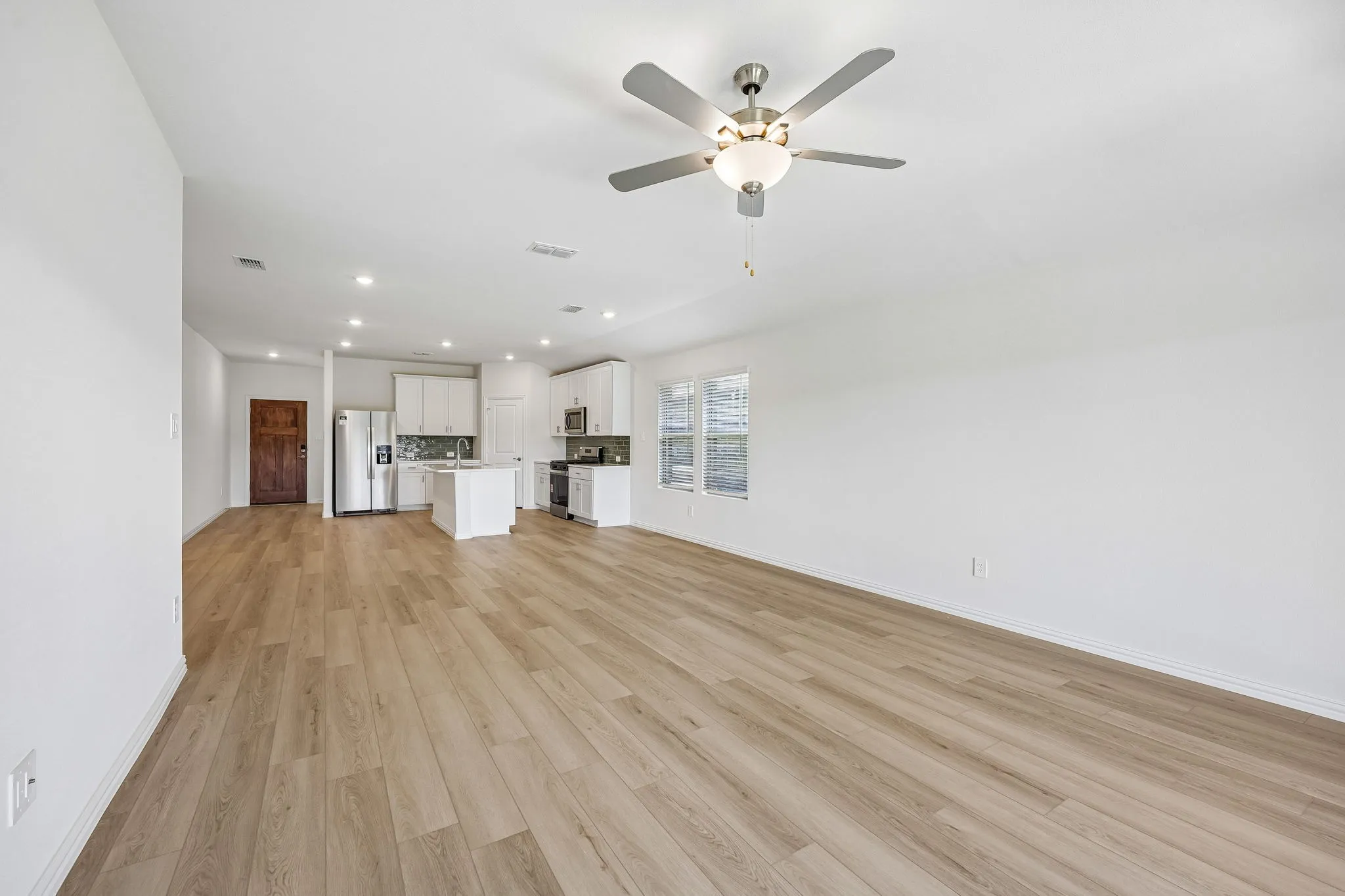  Photo is not of the actual home, but is an inspirational photo of builder’s model home and may depict options, furnishings, and/or decorator features that are not included.
