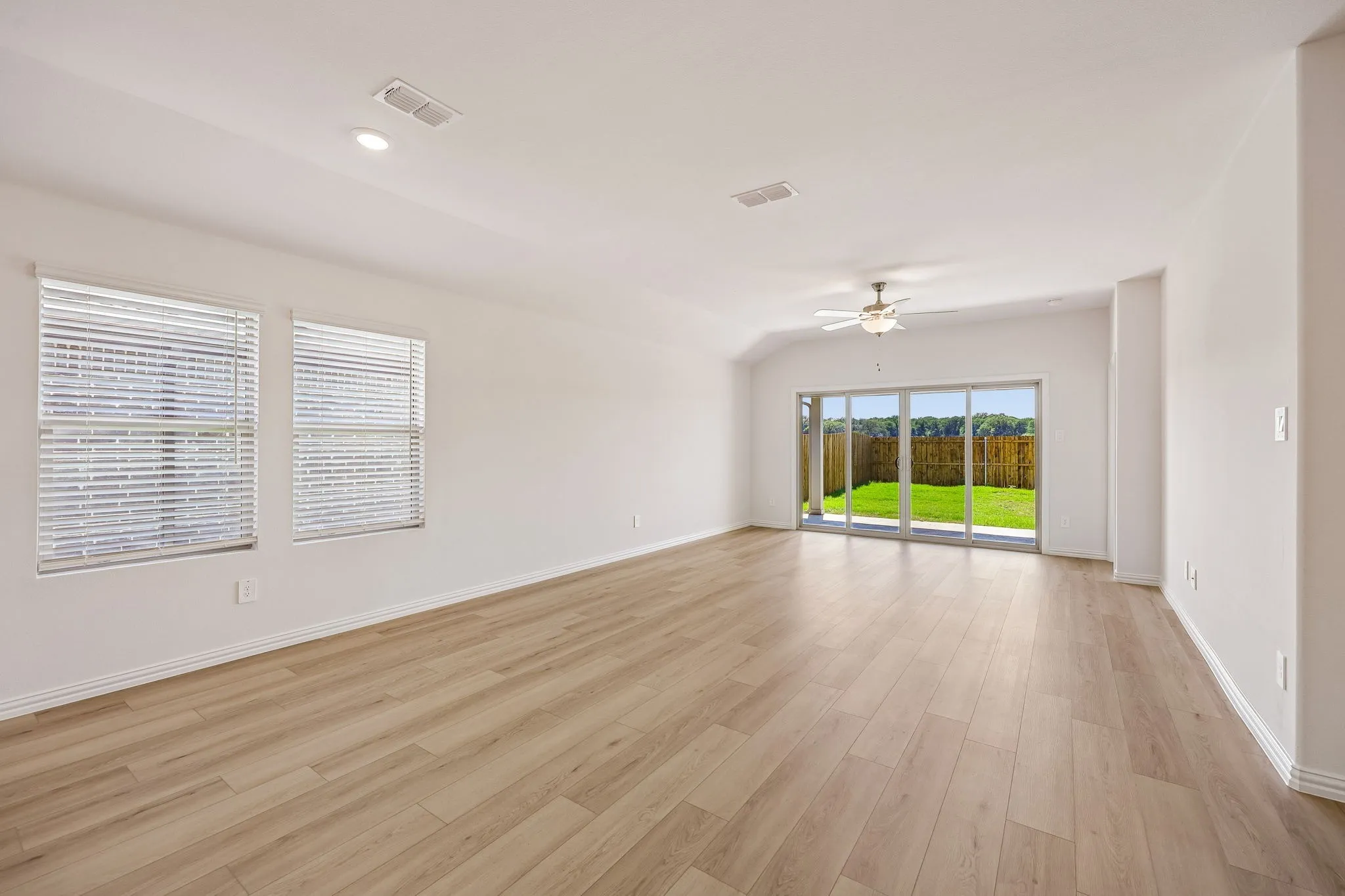  Photo is not of the actual home, but is an inspirational photo of builder’s model home and may depict options, furnishings, and/or decorator features that are not included.
